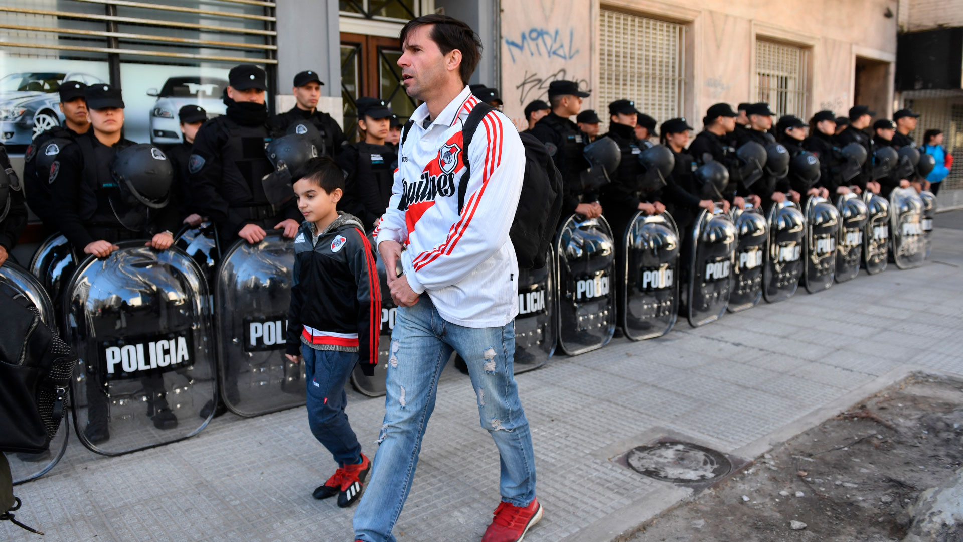 Con la intención de prevenir cualquier tipo de incidentes, varios efectivos de la Policía colaboraron con el desarrollo del ingreso del público