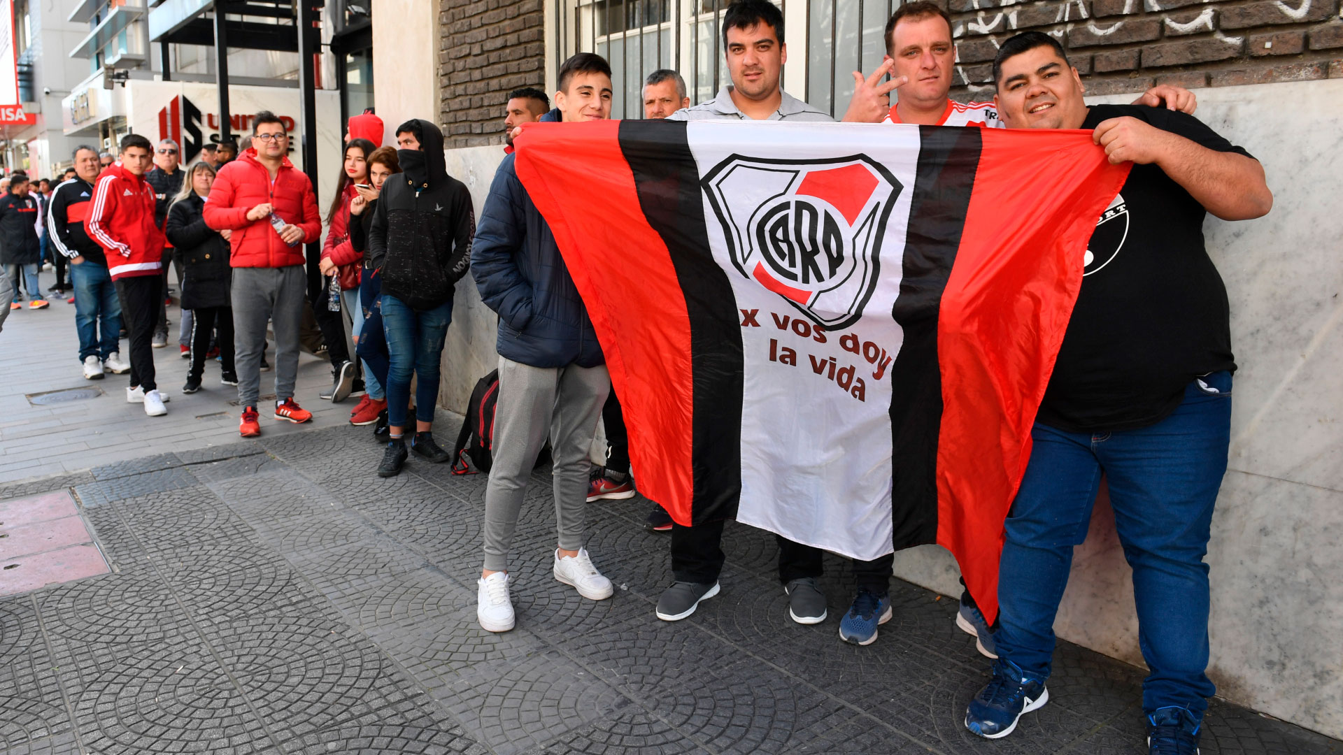 Banderas, camisetas y gorros con los colores del elenco local adornaron las calles de Núñez
