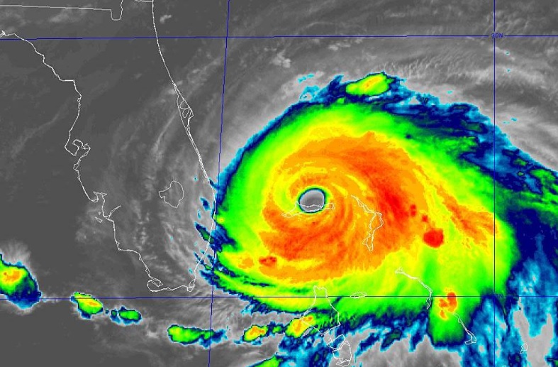 Los extremos laterales de Dorian ya se encuentran sobre la península de Florida. Se espera que llegue a ese estado a las 08:00 horas de la mañana del martes (Foto: Twitter National Hurricane Center)