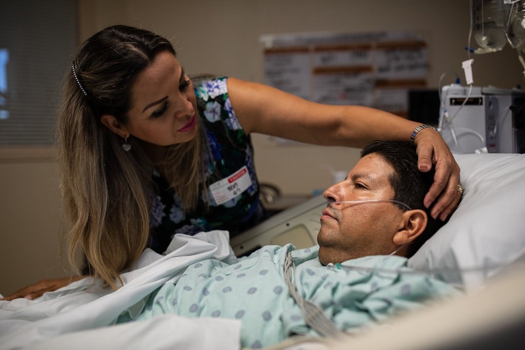 Mario de Alba resultó herido en el tiroteo en El Paso; en esta imagen, su hermana Cristina lo visita en el hospital. Mario recibió un disparo en la espalda (Foto: Tamir Kalifa para The New York Times)
