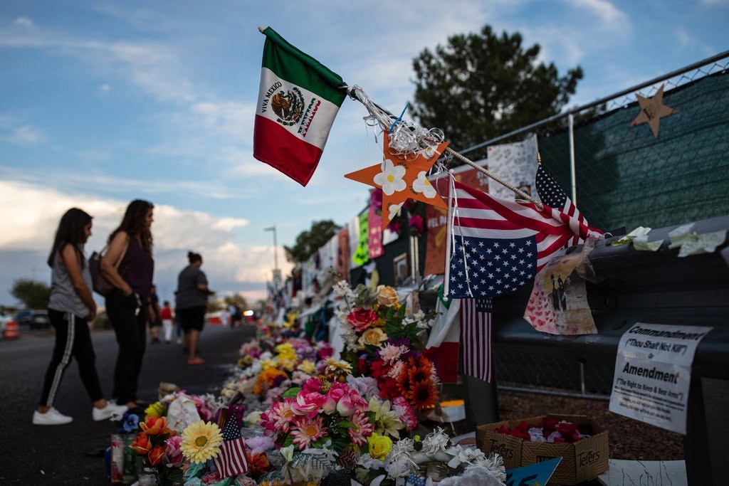 Una bandera mexicana en un homenaje a las veintidós personas asesinadas en el atentado en El Paso. Mario de Alba y su familia, quienes son de Chihuahua, México, están viviendo temporalmente en Texas mientras él se recupera. (Foto: Tamir Kalifa para The New York Times)