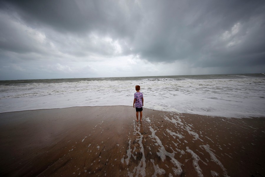 Weston Lee, de Vero Beach, Florida, de pie frente a las altas olas del Océano Atlántico este lunes, antes de la posible llegada del huracán Dorian (Foto: AP/Gerarld Herbert)