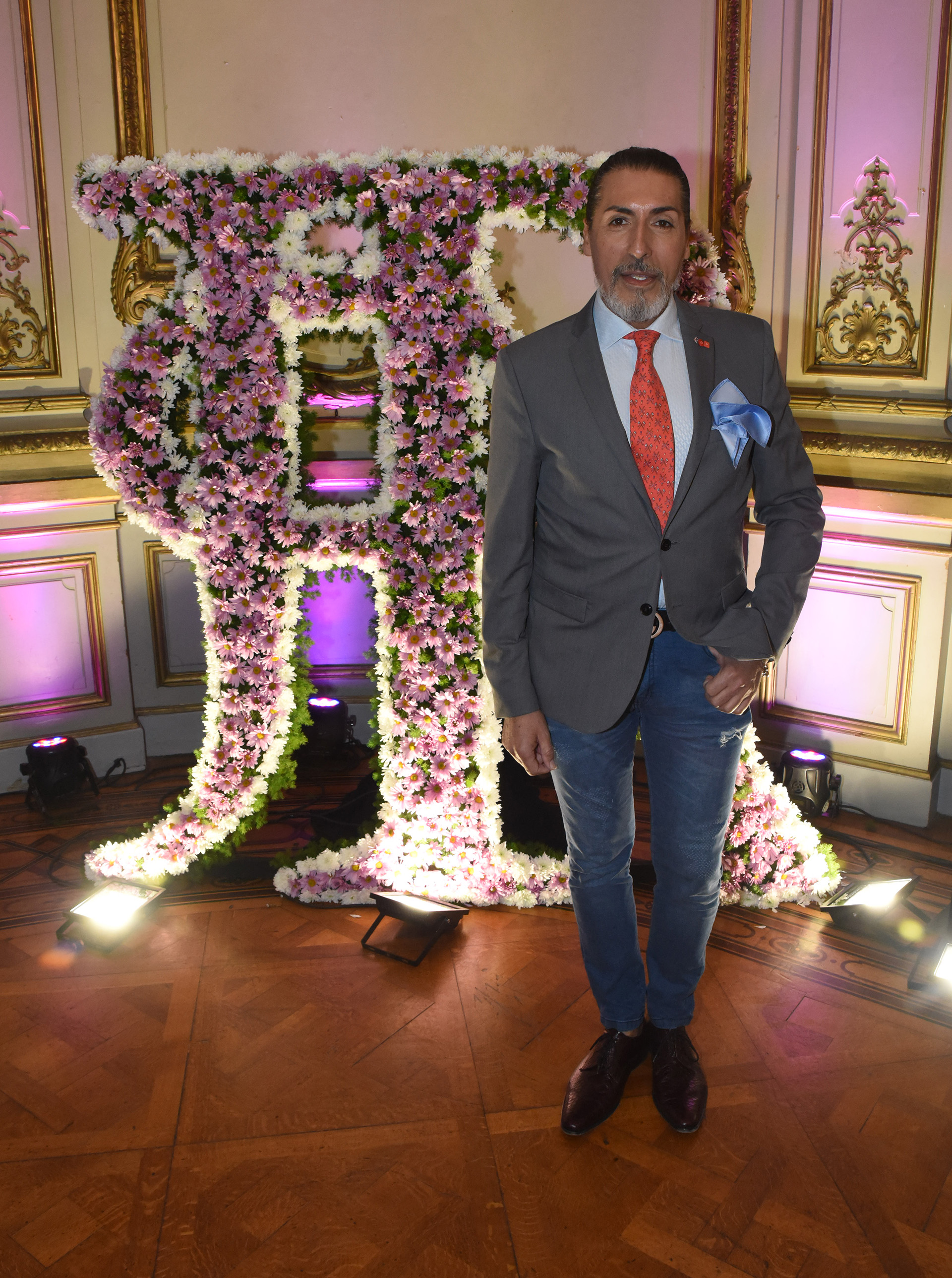 El diseñador y crítico de moda César Juricich. Lució un saco gris combinado con camisa blanca y corbata naranja y jeans