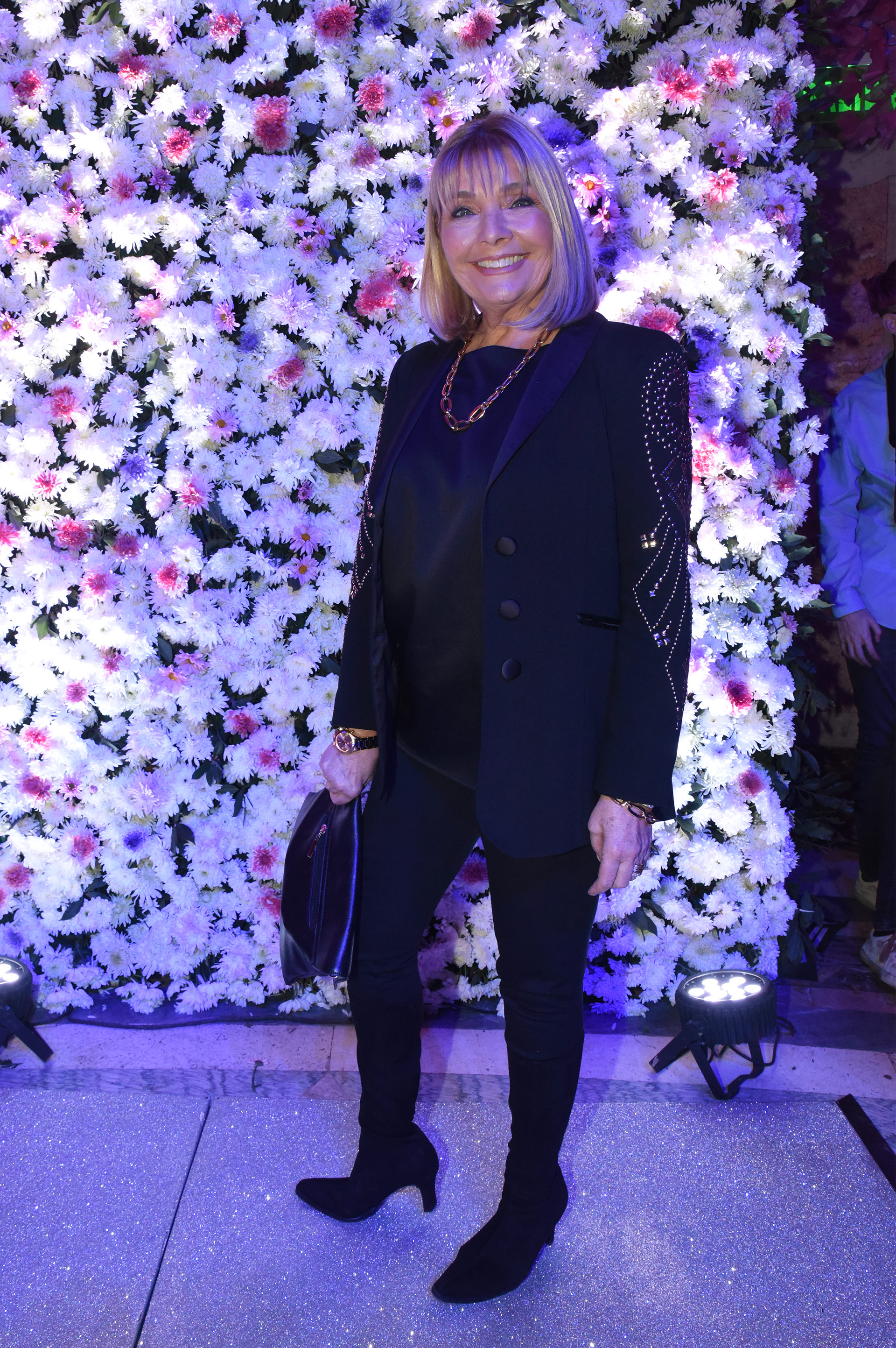La diseñadora Adriana Costantini acompañó a su colega Jorge Rey desde el front row y lució un conjunto de saco y pantalón con blusa de seda. Un total black look combinado con accesorios y detalles dorados