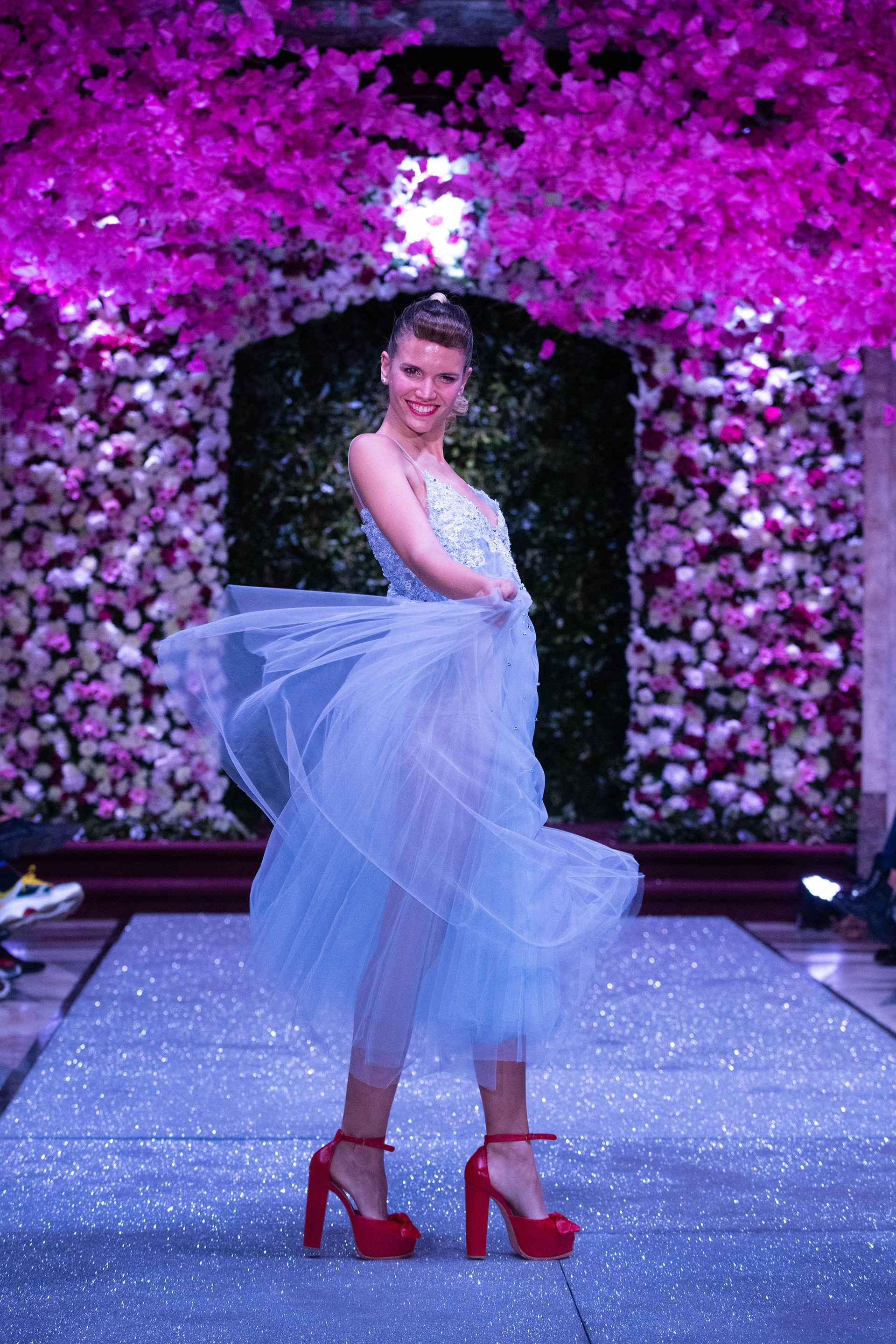 Eva Bargiela con un diseño en tul y bordado de flores en color celeste fue una de las primeras en abrir el desfile de Jorge Rey