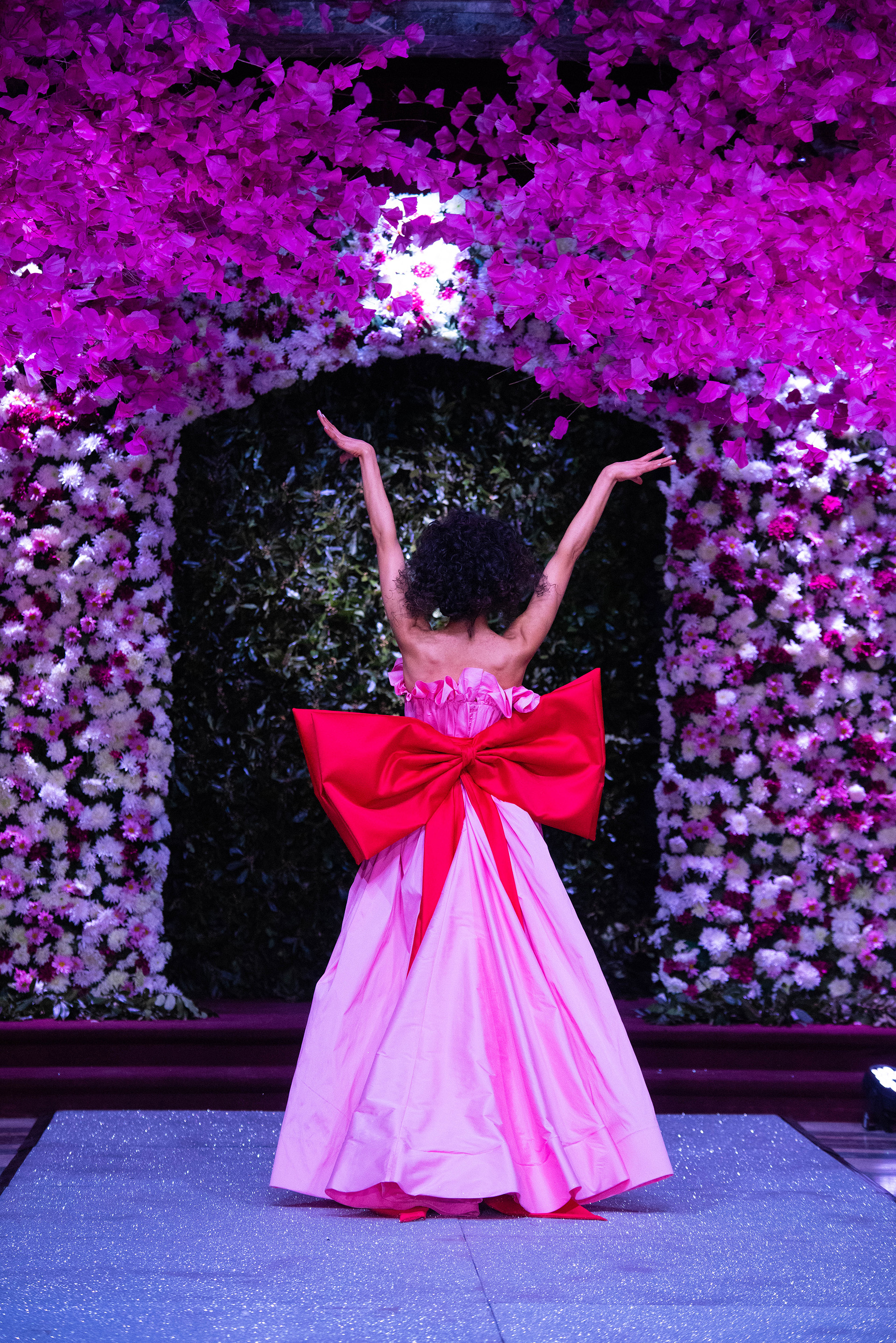 Rojo y fucsia, una de las combinaciones perfectas para un vestido de noche. Fue uno de los diseños más llamativos por su volumen y aplaudidos por todos en el Palacio Paz por su llamativo moño que llevaba el vestido en la espalda