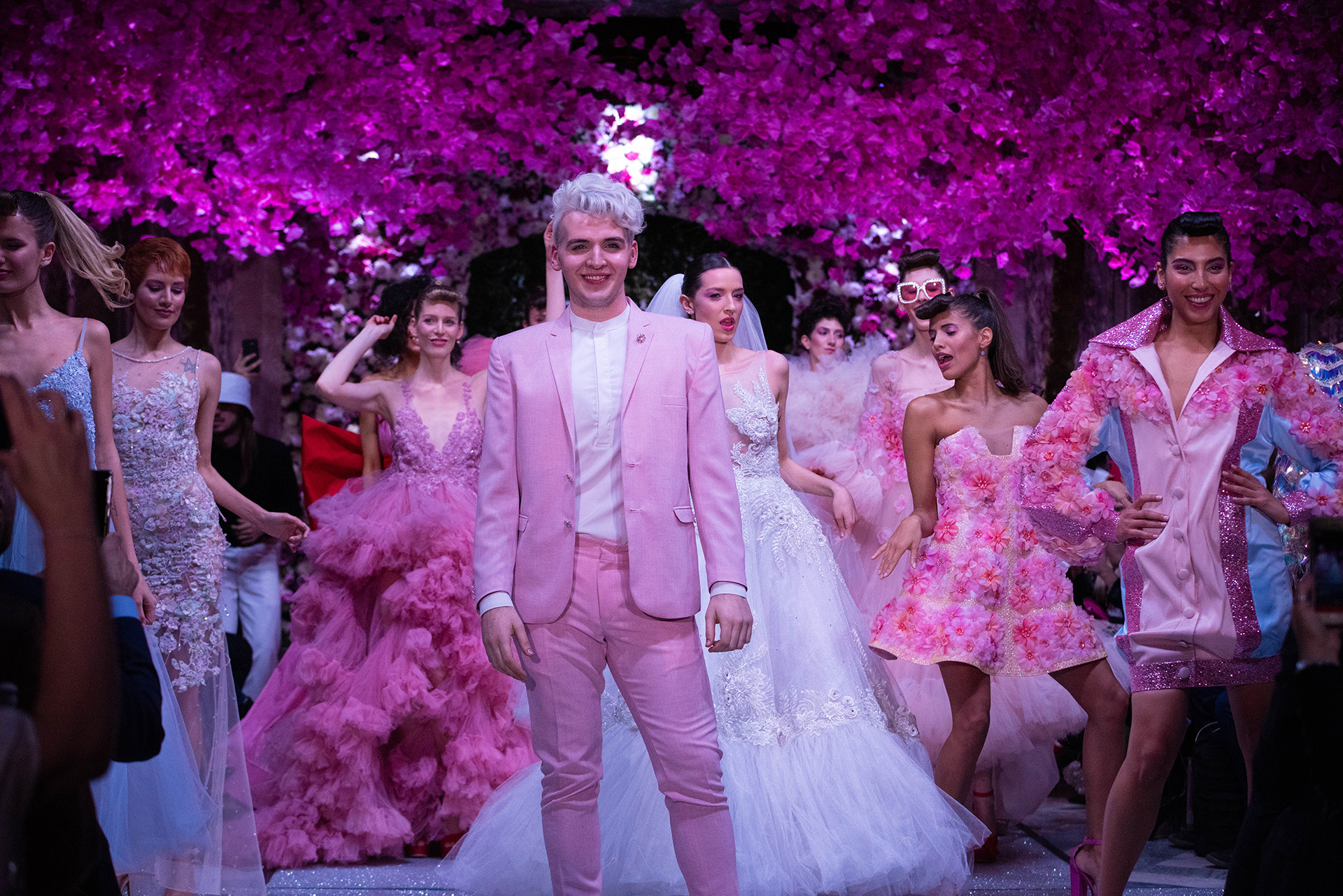 Jorge Rey, el diseñador de 20 años que conquistó a las celebridades argentinas como Mirtha Legrand y Moria Casán, presentó su nueva colección en el Palacio Paz llamada “L’amour”. Su glamoroso y romántico desfile formó parte de la grilla de Argentina Fashion Week