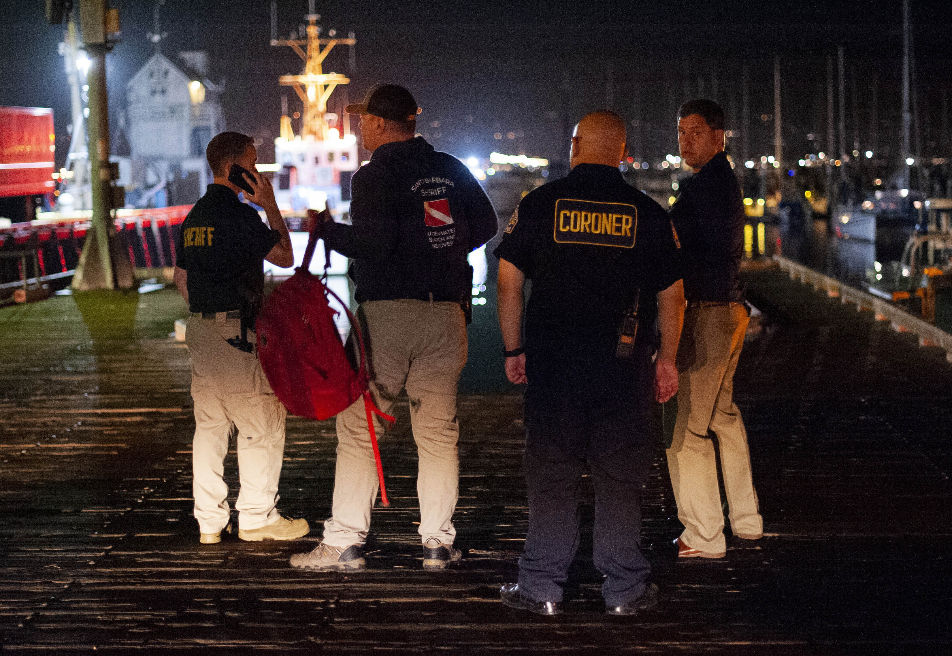 Oficiales del operativo de búsqueda y rescate de cuerpos (AP)