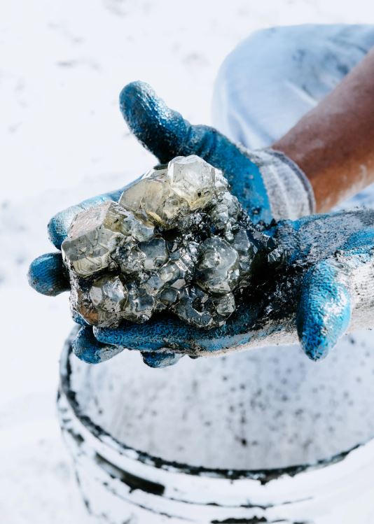 Un pedazo de hanksita, mineral de sal que se encuentra en el lago Searles Credit Brian Guido para The New York Times
