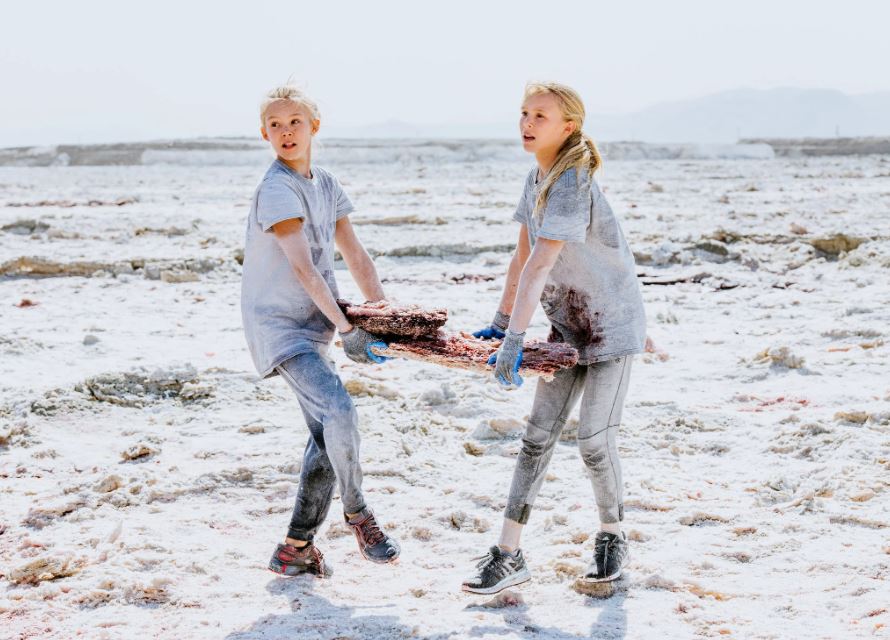 Estudiantes de Topanga con fragmentos de cristales tipo halita rosada Credit Brian Guido para The New York Times