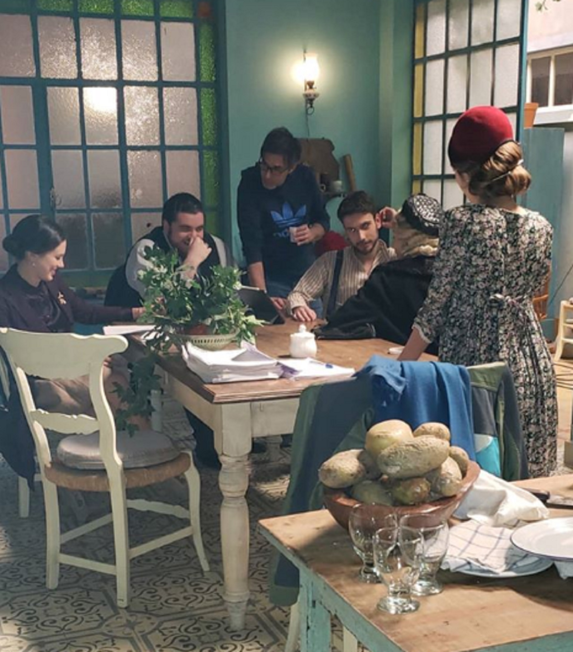 Detrás de escena: el elenco ensayando la letra