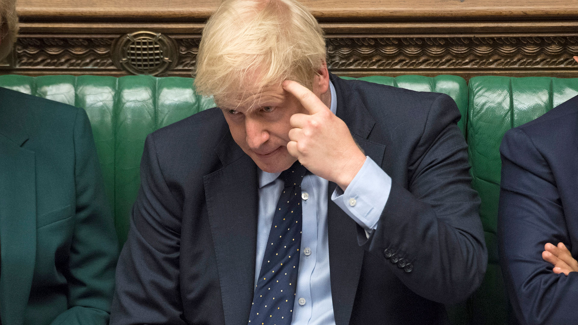 Una fotografía impresa publicada por el Parlamento del Reino Unido muestra al primer ministro británico, Boris Johnson, gesticulando en la Cámara de los Comunes en Londres durante la votación de la nueva propuesta. (AFP)