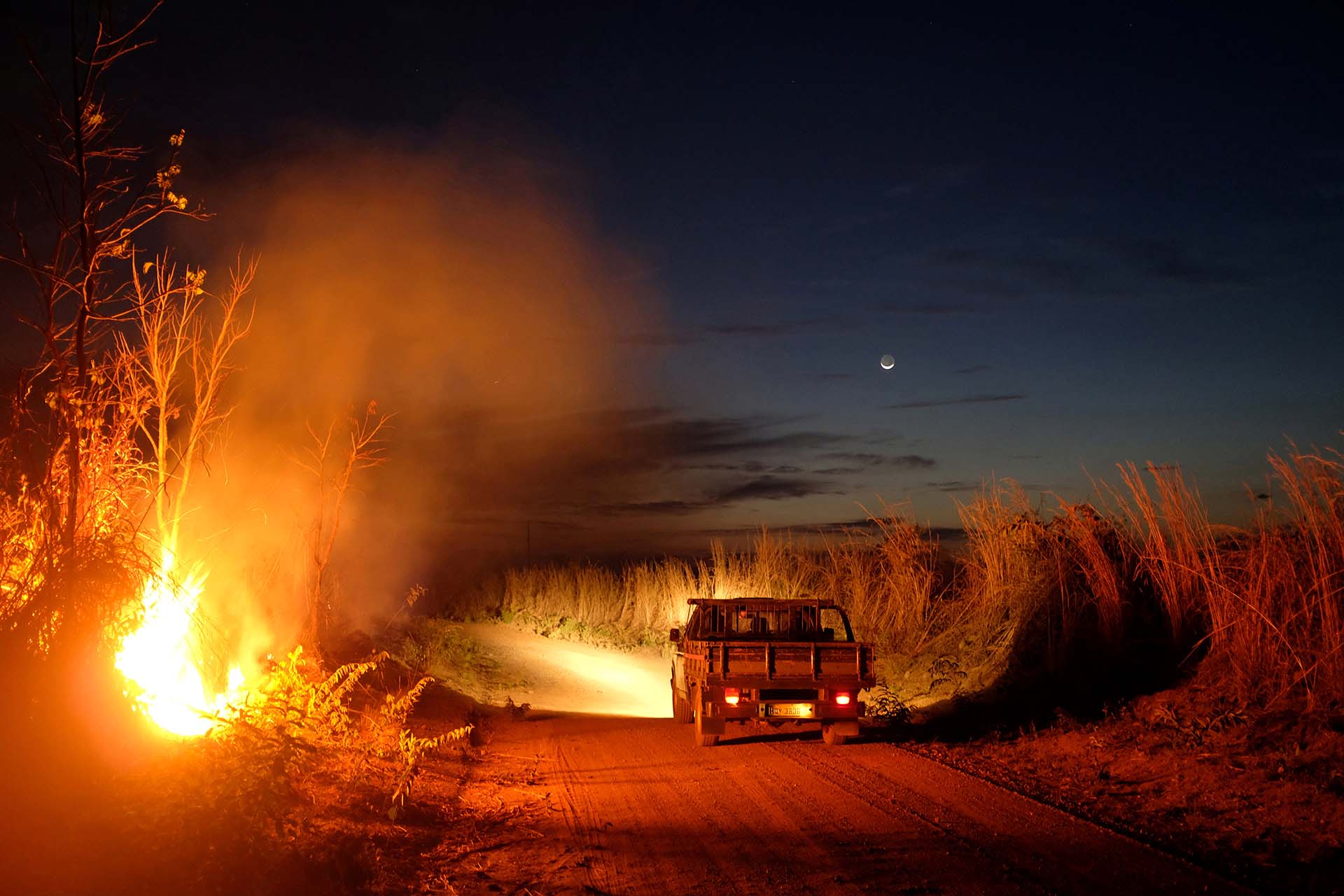 Una camioneta pasa cerca de la aldea de Babacu, pueblo indígena de Xavante, estado de Mato Grosso, en medio de los incendios