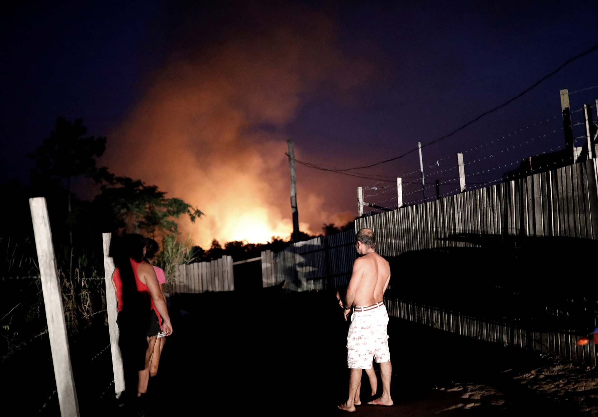 Una familia presencia los incendios en Altamira, estado de Pará