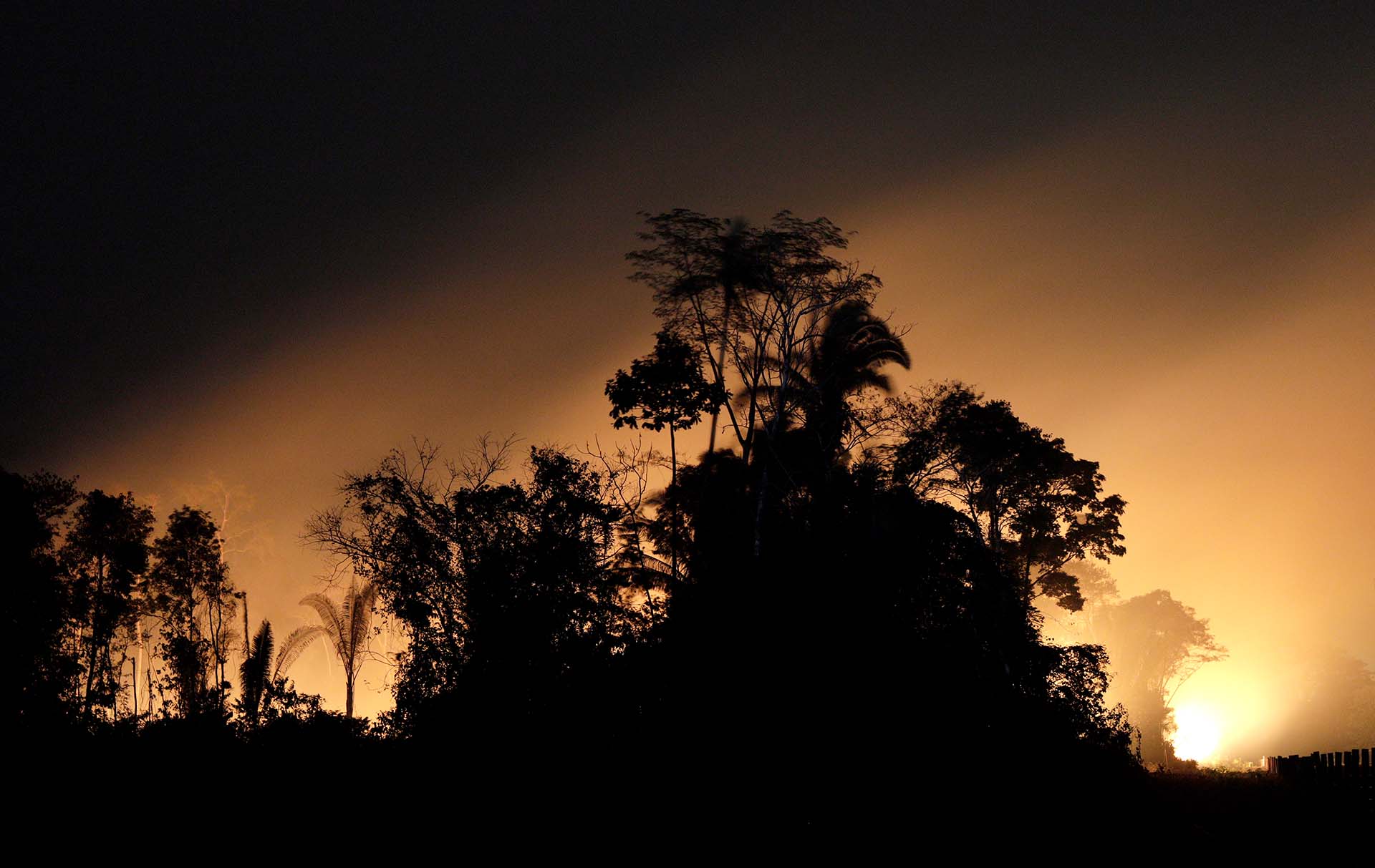 La espesa humareda aumenta la contaminación a lo ancho del Amazonas