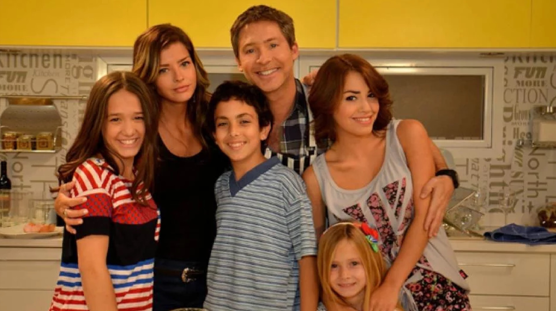 Lola debutó en televisión con seis años en “Solamente vos”. En la ficción, era la hija de Adrián Suar y tenía de hermanas a la China Suárez, Lali Espósito y Ángela Torres (En la foto, es la pequeña que está debajo de Lali Espósito)