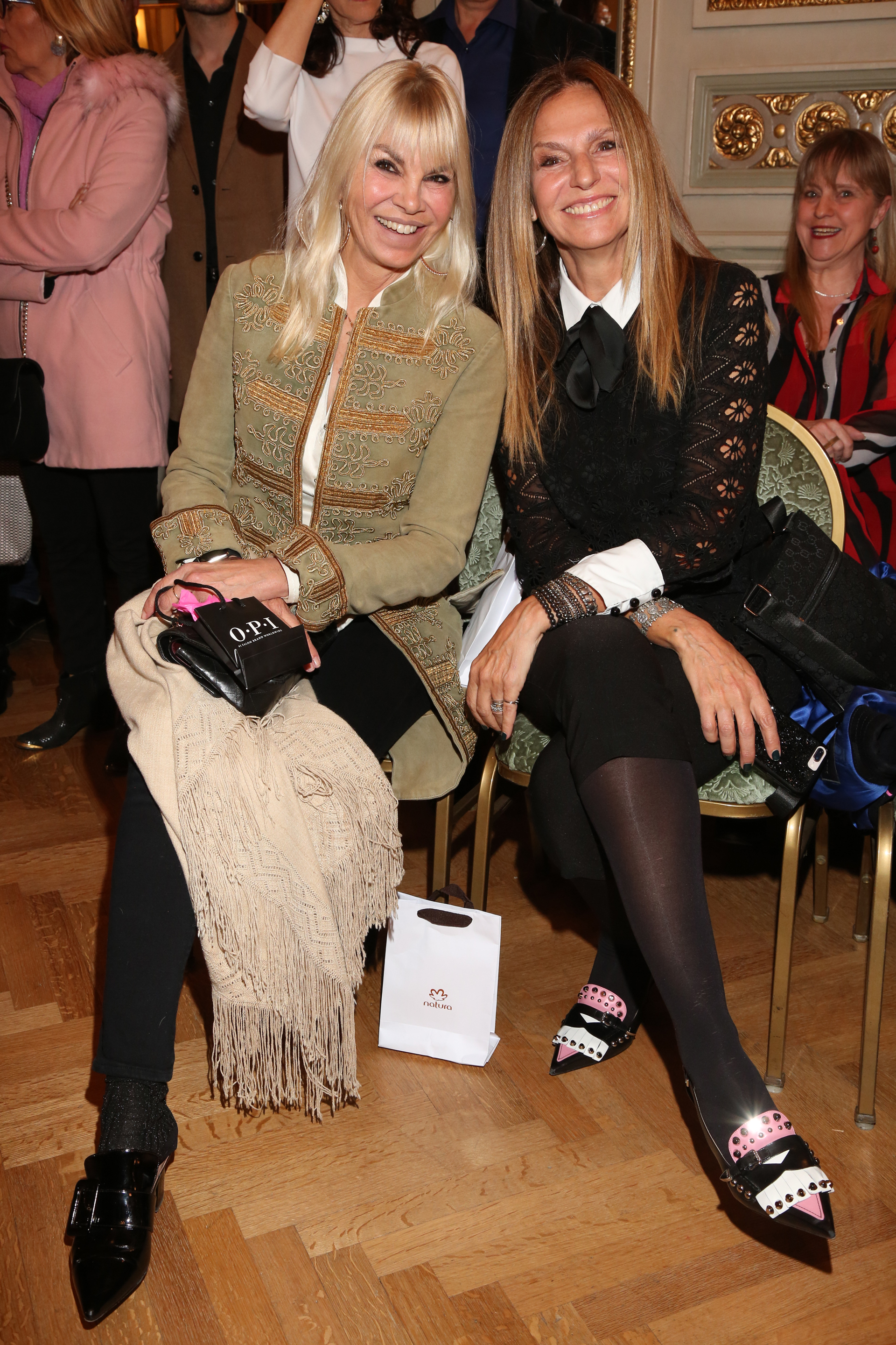 Delfina Frers y Ginette Reynal. Las ex modelos presentes en la primera fila optaron por dos estilos diferentes pero coincidieron en la elección de los zapatos, la tendencia de los loafers, Reynal en negro combinado con rosa y blanco, y Frers en total black.