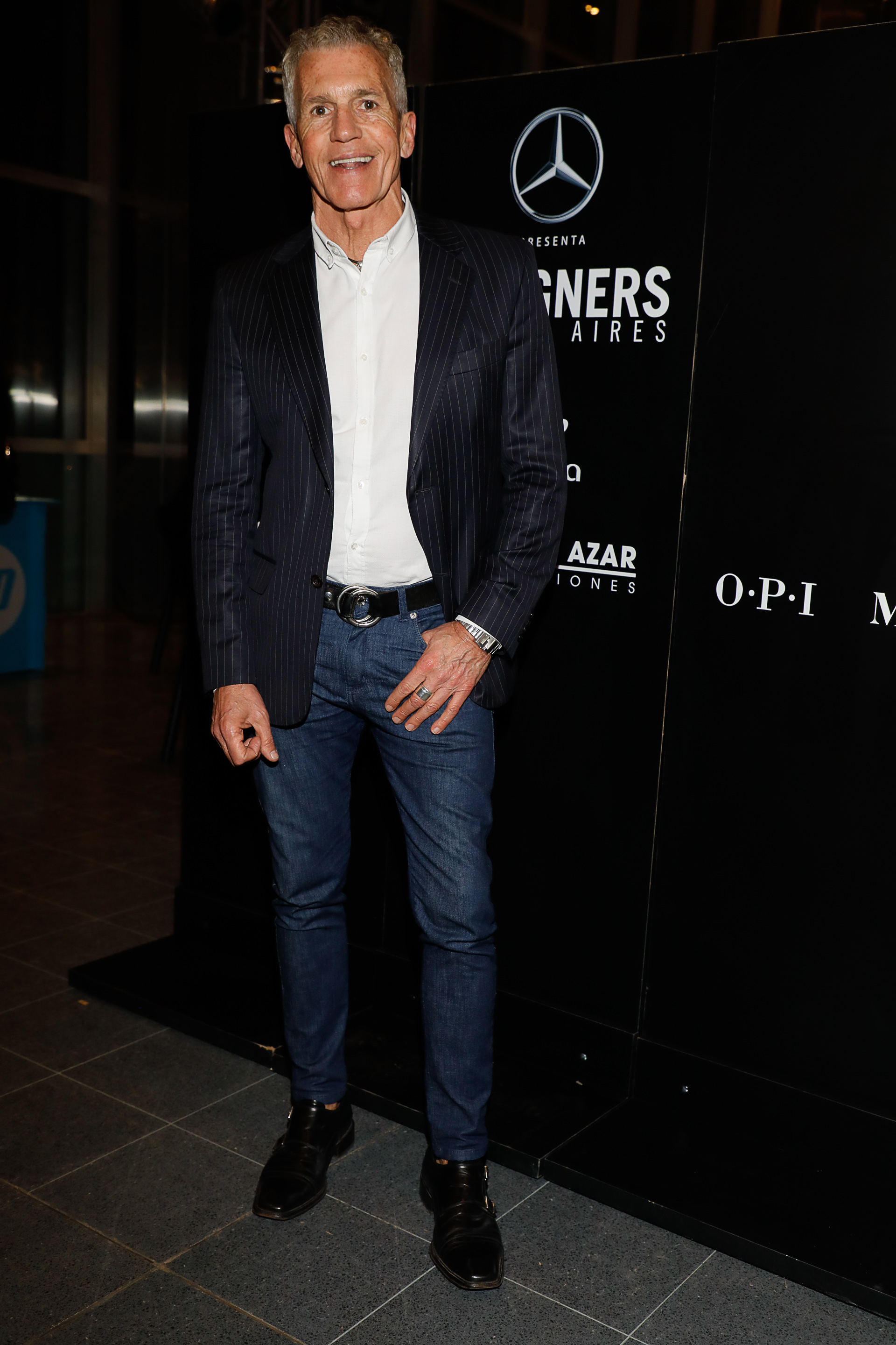 Ricardo Piñeiro en el desfile de Artemis eligió un look más relajado y optó por denim azul combinado con camisa y saco rayado con zapatos de cuero