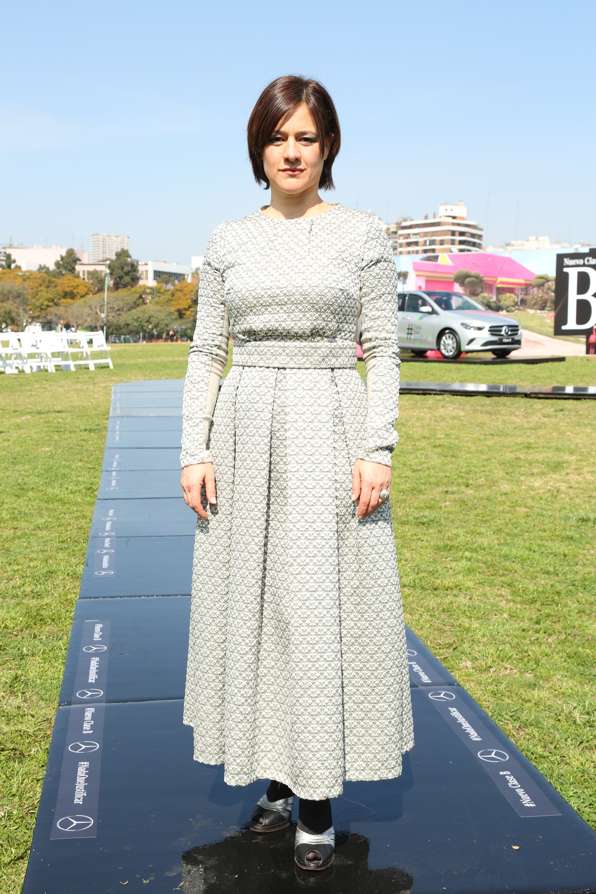 La actriz Virginia Innocenti para el desfile de Fabián Zitta optó por un diseño de mangas largas y corte en la cintura y cuello redondo