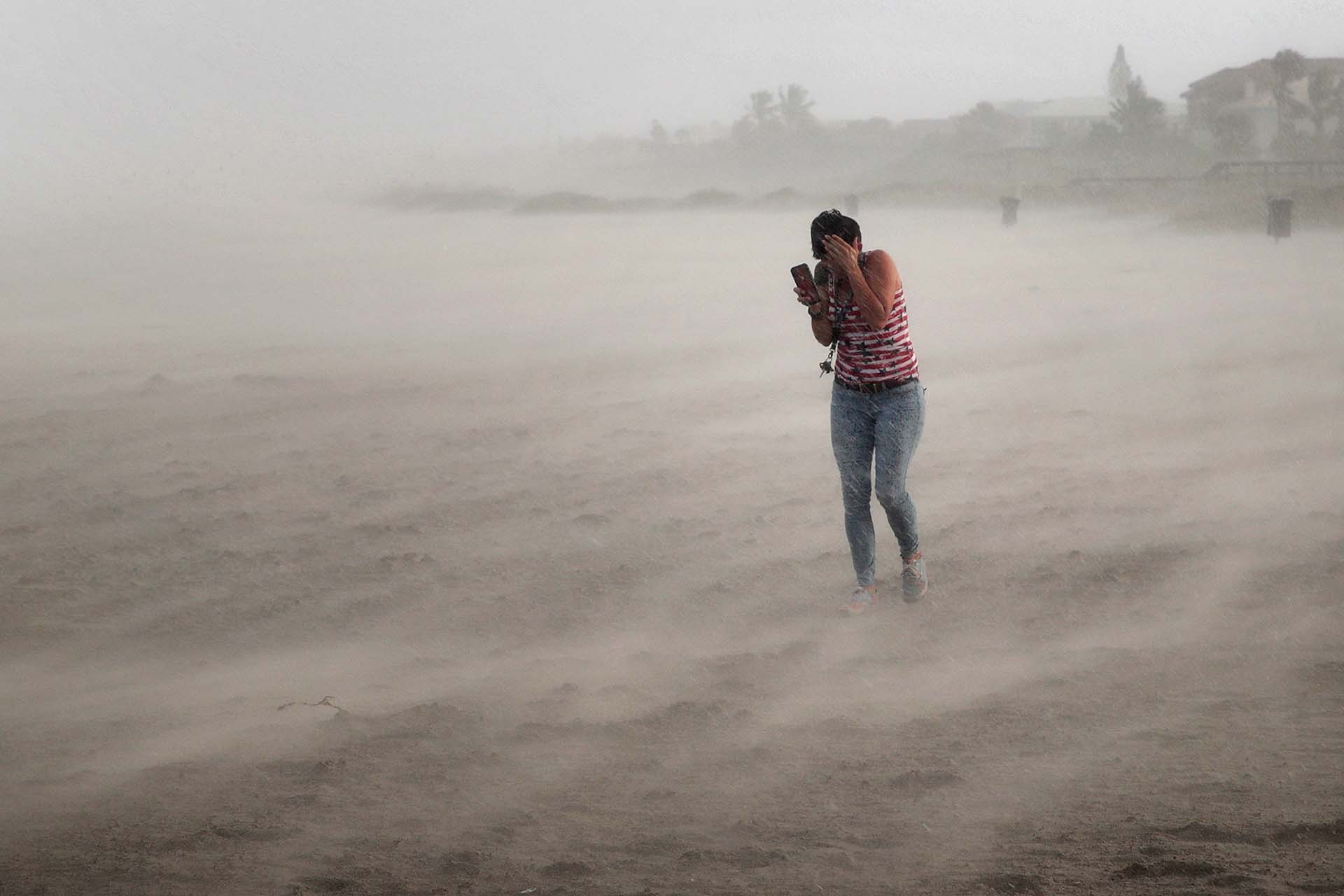 Una mujer desafía el viento (AFP)