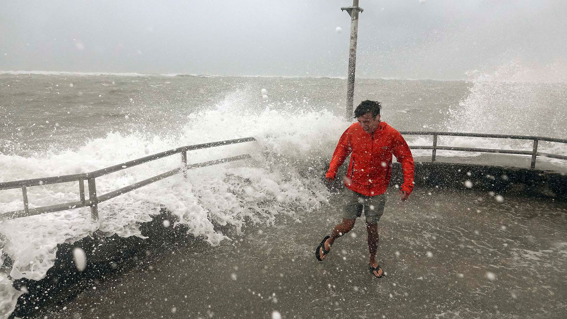 Un hombre resiste a las olas