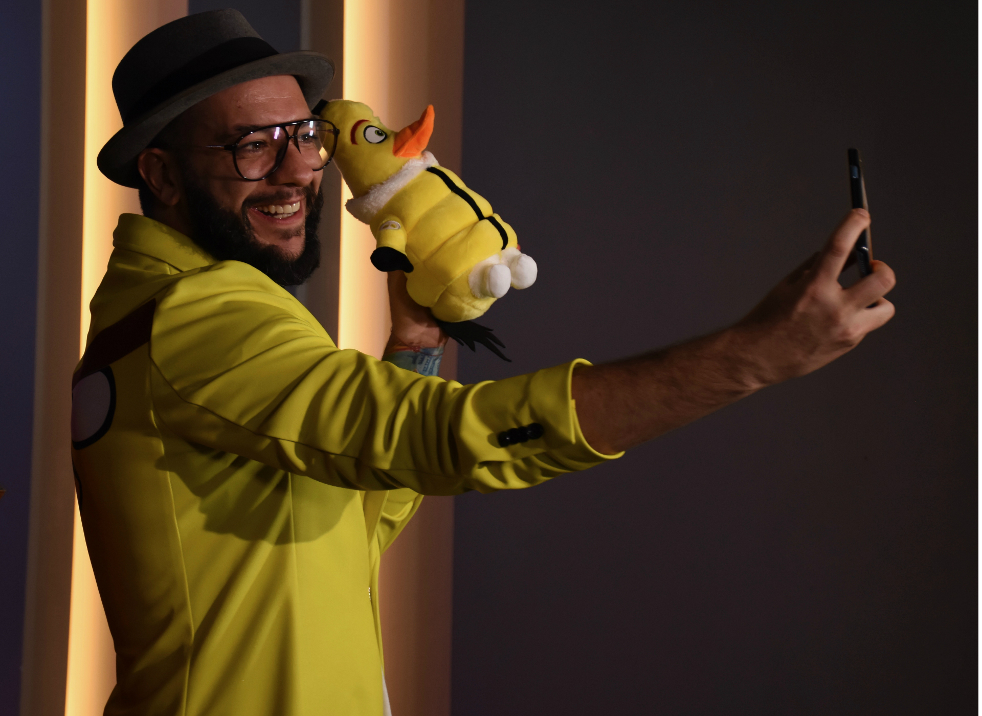 Faisy Omar volvió para interpretar a Chuck