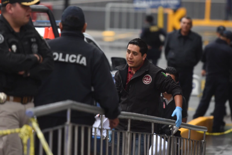Un policía estatal perdió la vida de por lo menos dos disparos de arma de fuego al enfrentarse con delincuentesen la plaza comercial Espacio Interlomas, en la Avenida Jesús del Monte. (FOTO: CRISTIAN HERNÁNDEZ /CUARTOSCURO)