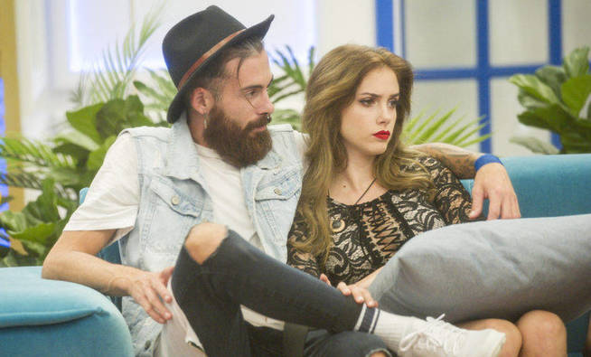 José María y Carlota (en la imagen) habían iniciado una relación sentimental en el programa. El día de la presunta agresión, las cámaras grabaron cómo ella le decía: “Quítate, no puedo”. Según el auto de la jueza, se ve claramente la negativa de Carlota a tener relaciones sexuales (Foto: Mediaset España)