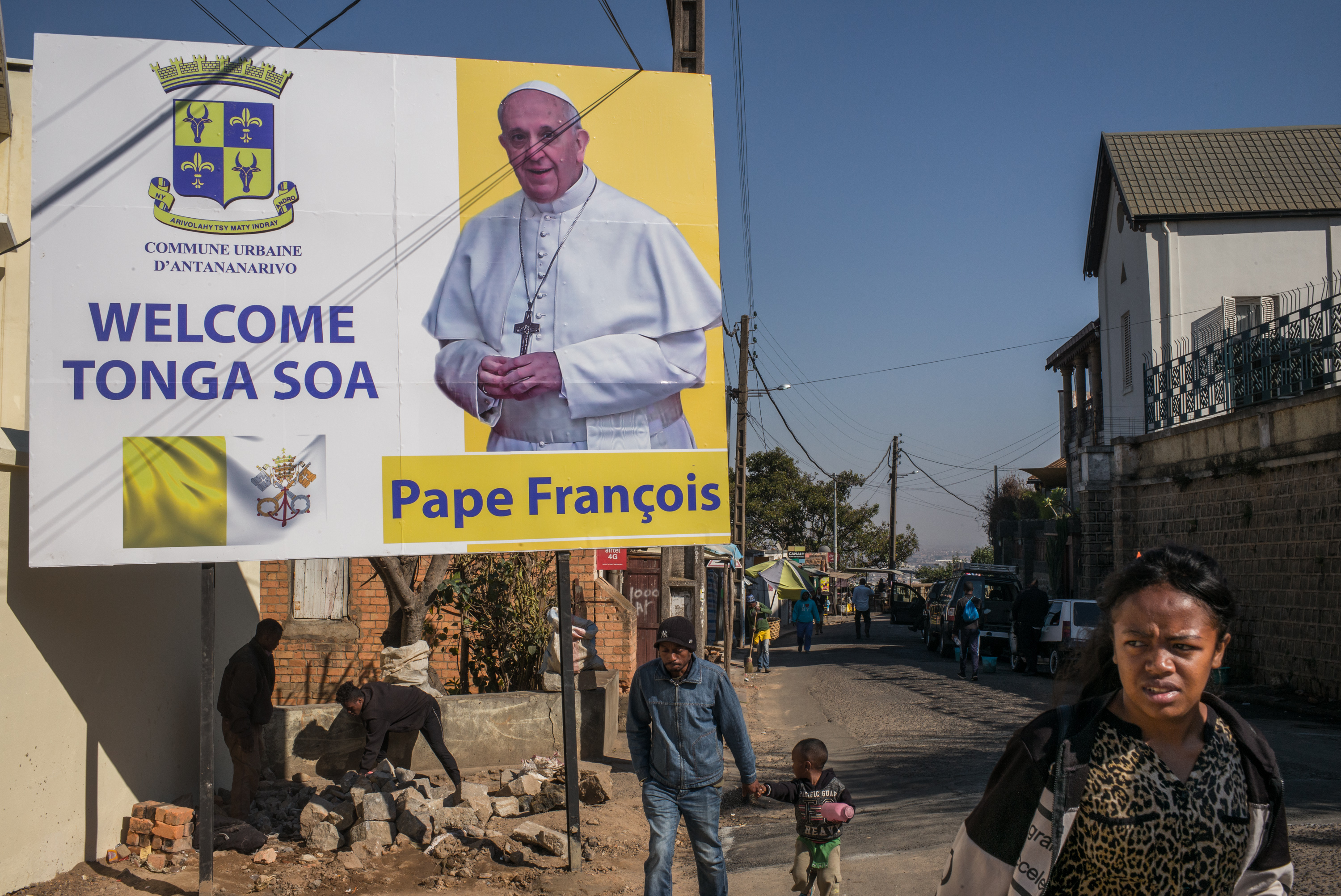 Un cartel celebra la próxima llegada del Papa (AFP)