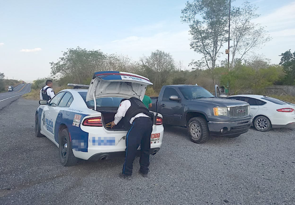 Los empresarios gasolineros están bajo amenaza, lo que ha dificultado el abastecimiento de combustible a las patrullas de Nuevo Laredo (Foto: Twitter)