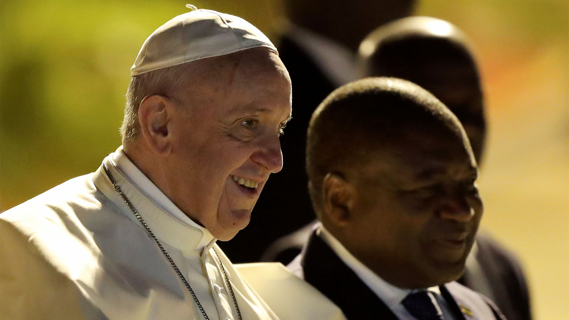 El Papa Francisco es recibido por el Presidente de Mozambique, Filipe Nyusi, cuando llega a Maputo, Mozambique, al comienzo de su visita a Mozambique, Madagascar y Mauricio, el 4 de septiembre de 2019. (REUTERS)