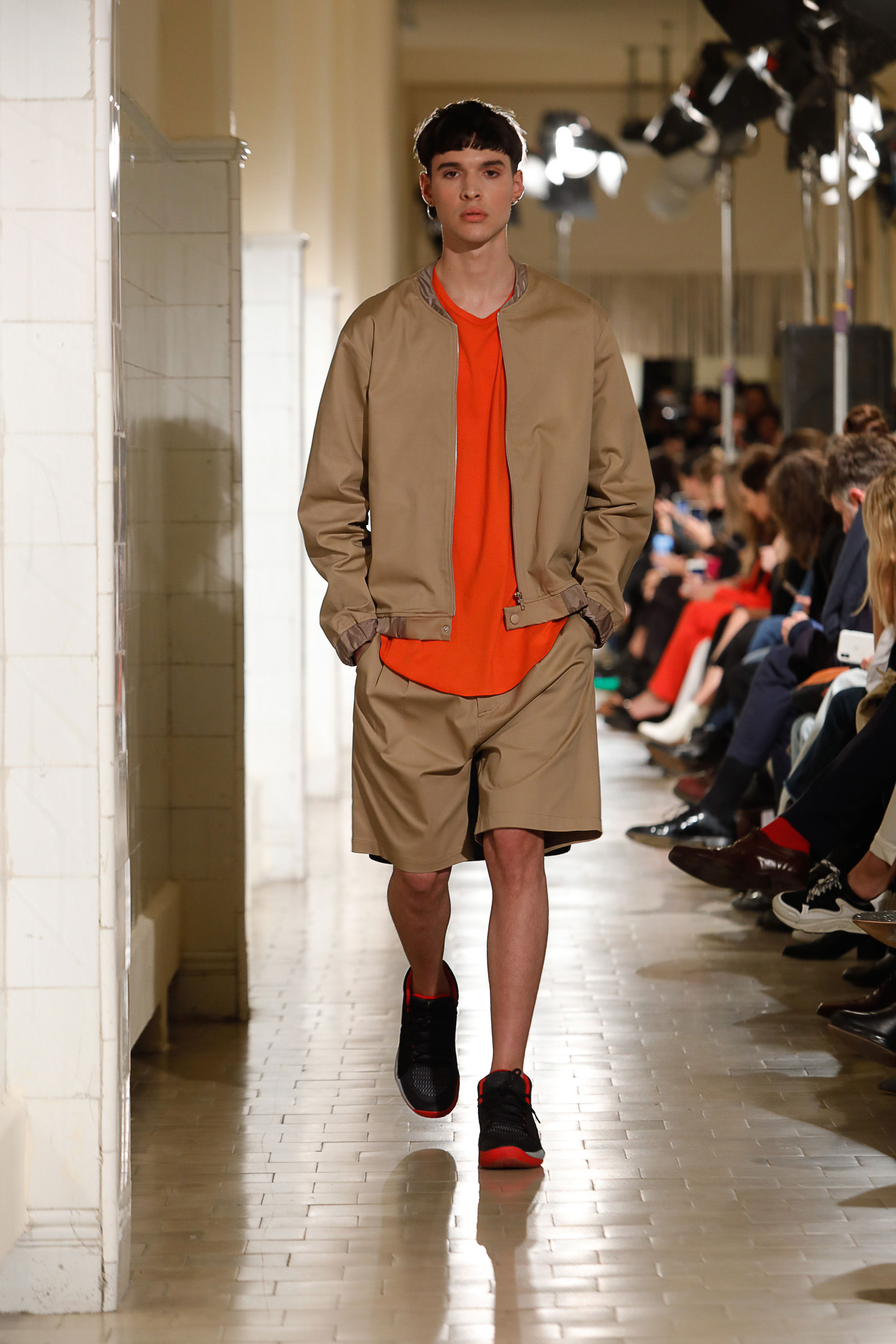 “Renaissance”, así se llama la colección de JT que presentaron inspirada en el renacimiento del verano, que simboliza, el sol, el color, la frescura, la recuperación y la energía. En esta temporada, los looks para hombres también jugó un gran protagonismo como conjuntos en color camel y naranja plasmados en bombers y shorts