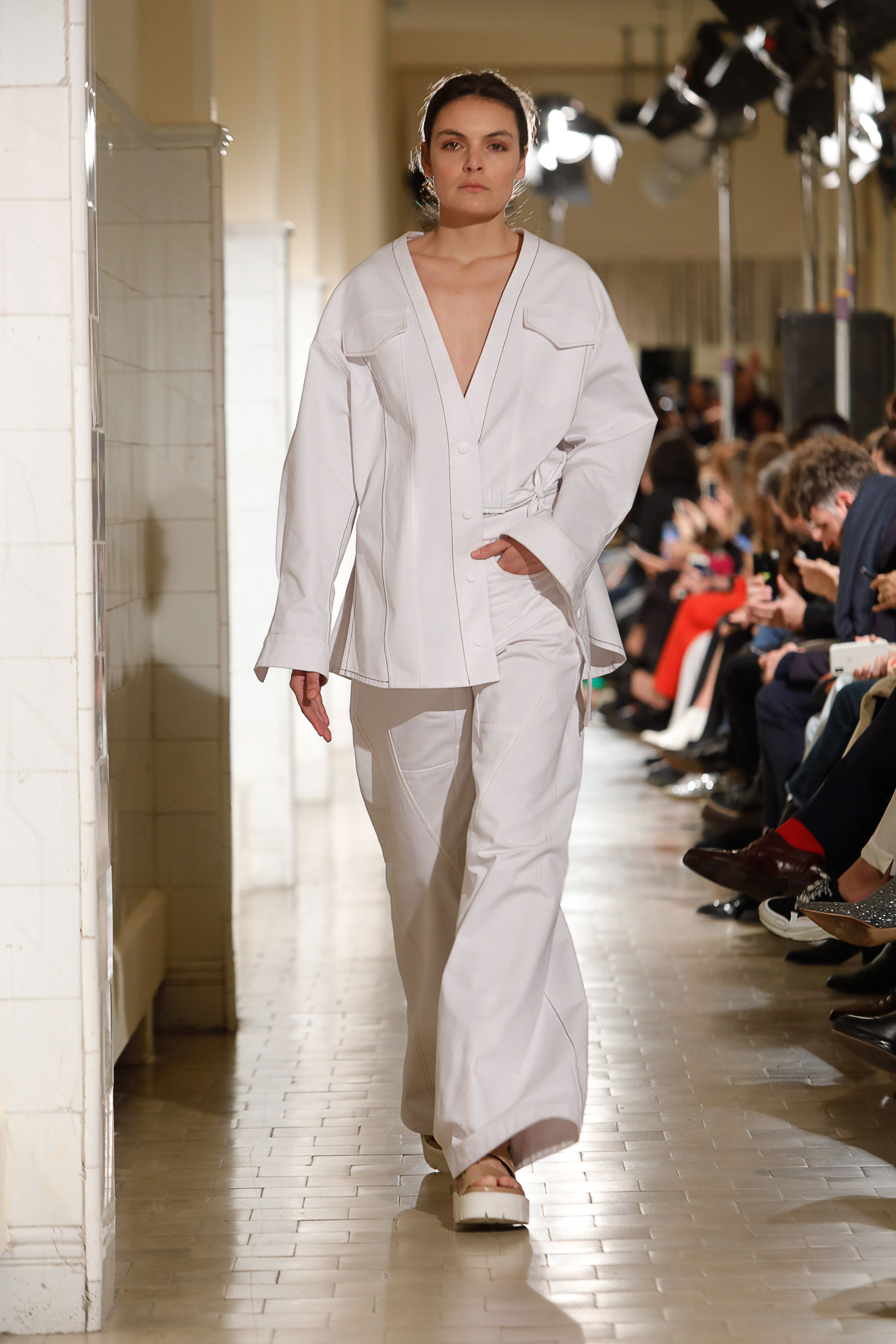 El total white para el verano, un infaltable de cualquier colección. El oversized, característico de las temporadas de JT, con un saco con escote V y un palazzo oxford