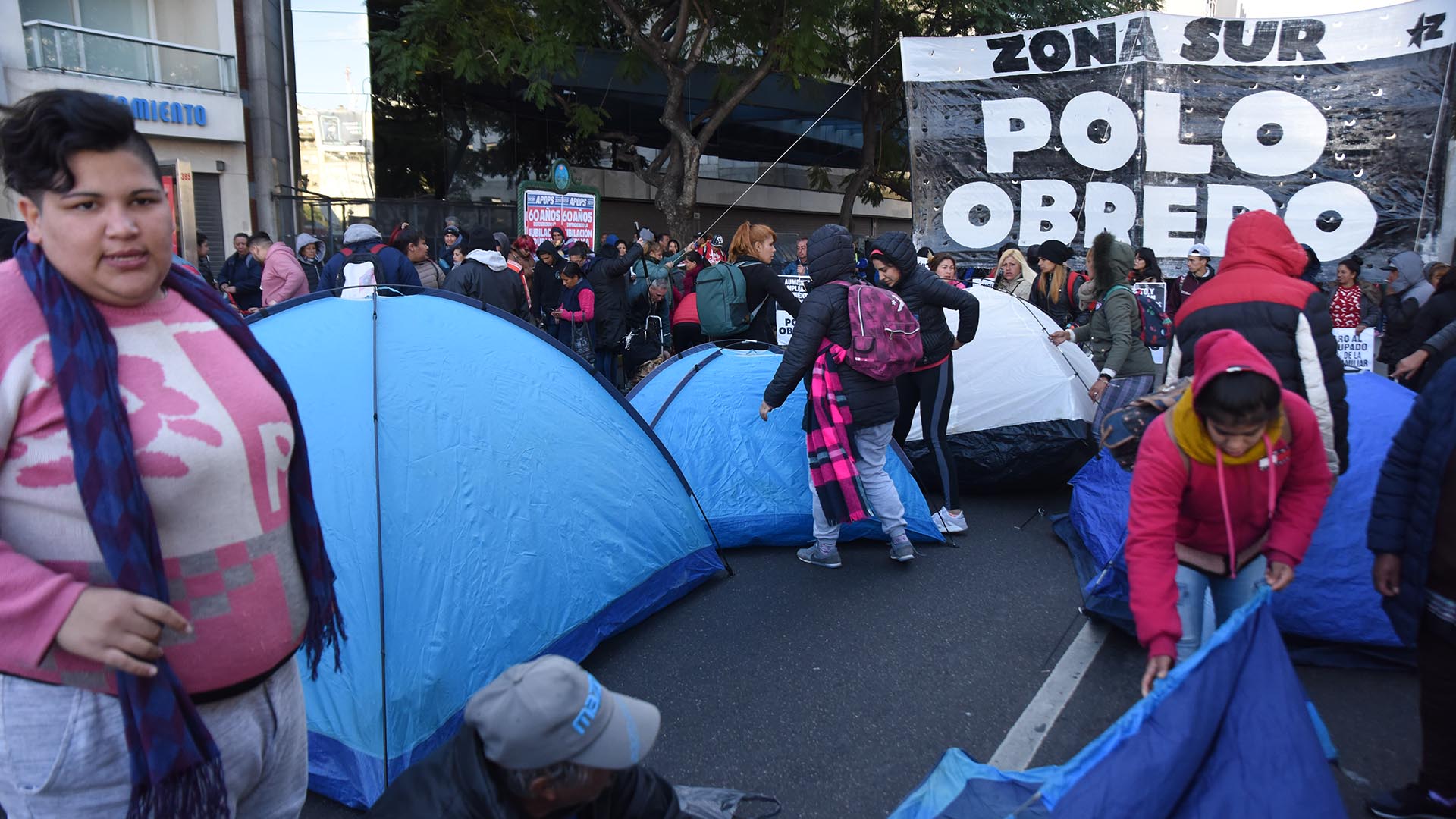 Las primeras carpas que comenzaron a instalarse (Franco Fafasuli)