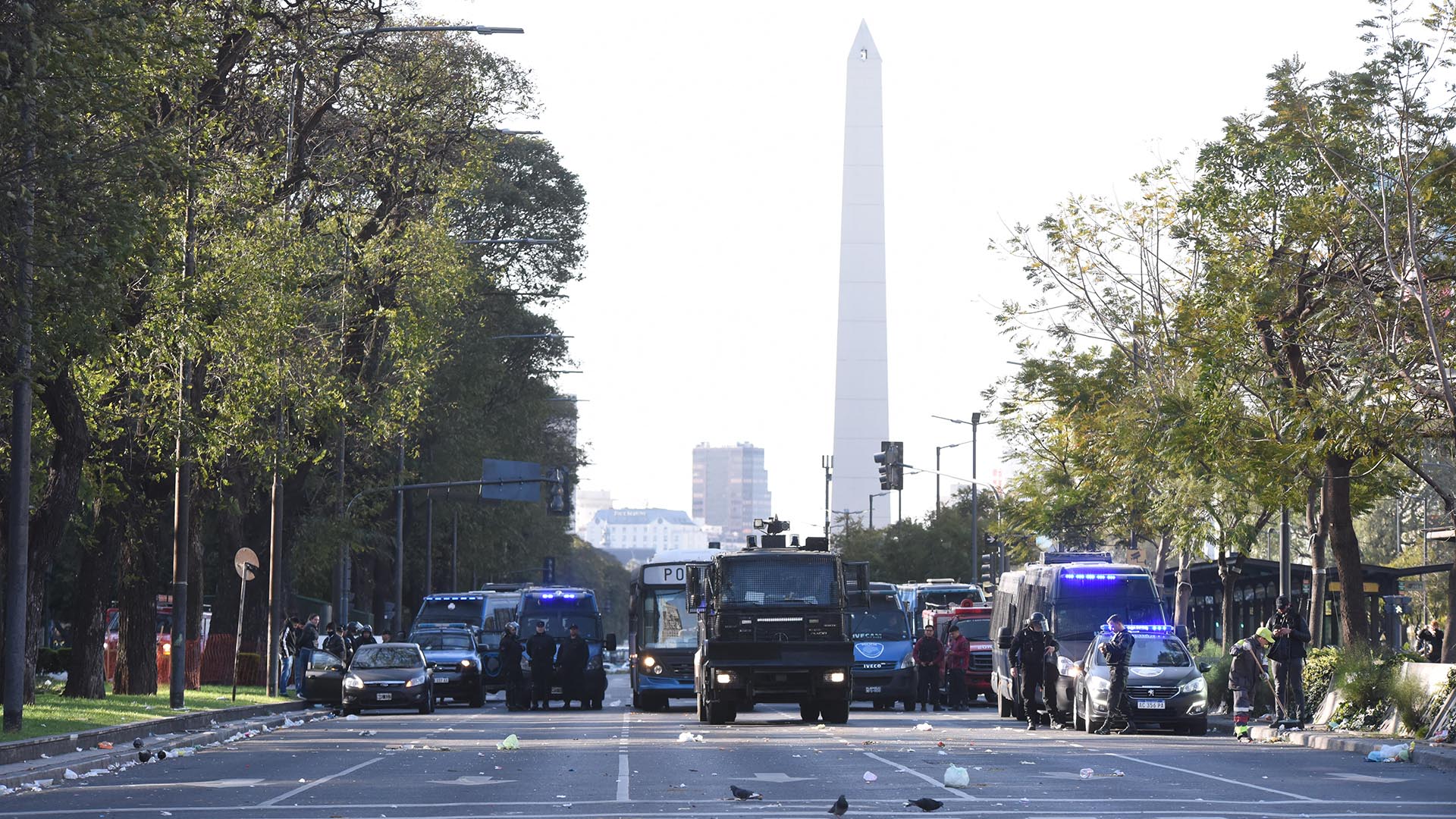 La Policía apostada en el Obelisco