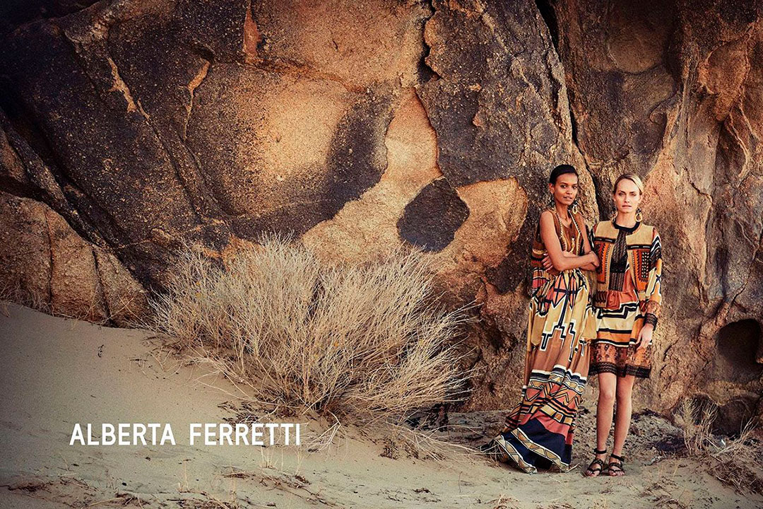 La diseñadora italiana Alberta Ferretti también tiene en su portfolio gráficas de Peter Lindbergh. Una de ellas fue en el verano 2016 junto a las modelos Amber Valletta y Liya Kebede