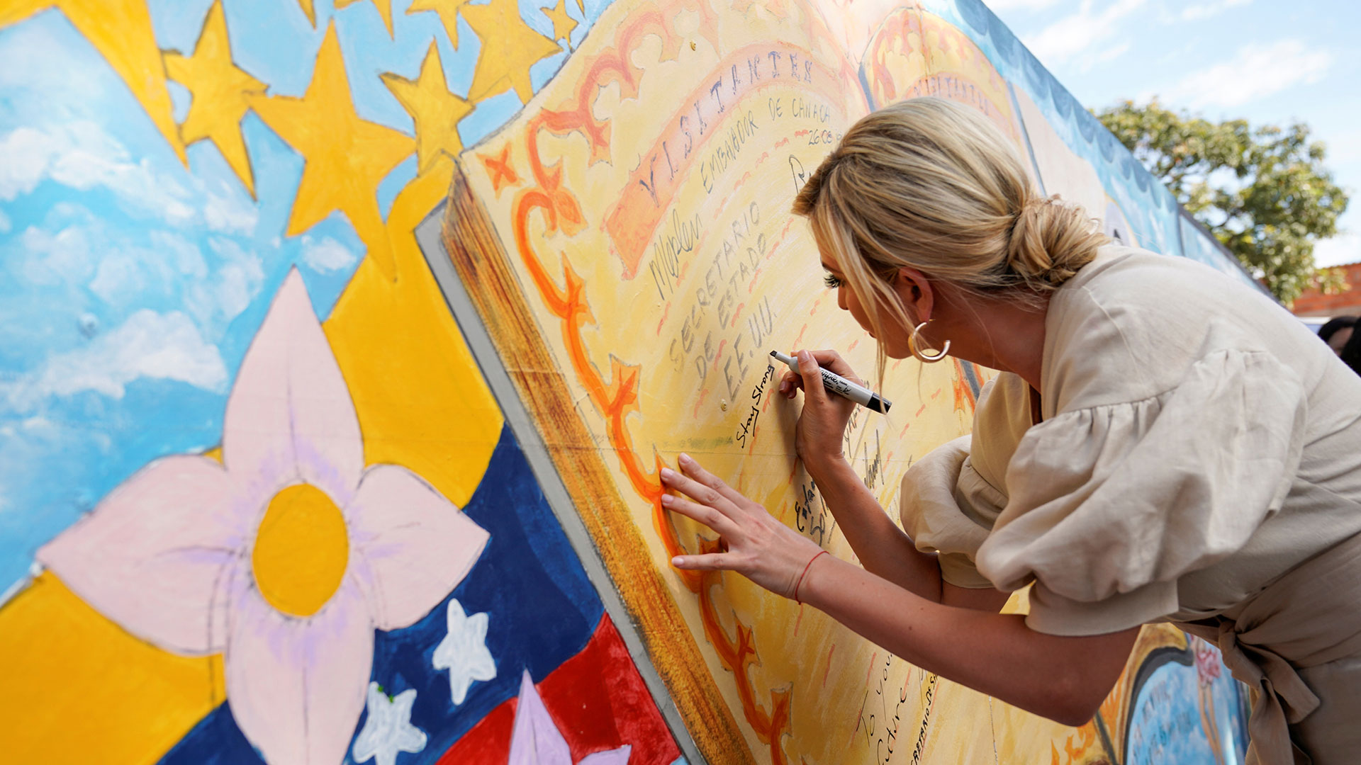 La hija de Donald Trump dejó un mensaje en el mural del refugio (Reuters)