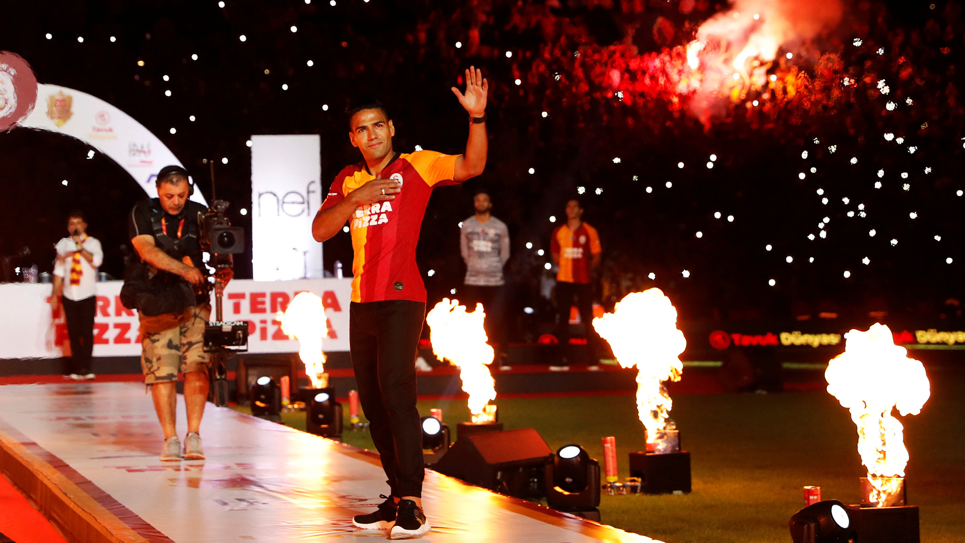 El Ali Sami Yen, estadio del Galatasaray, enloqueció este miércoles durante el acto de presentación de su nueva figura, el delantero colombiano Radamel Falcao