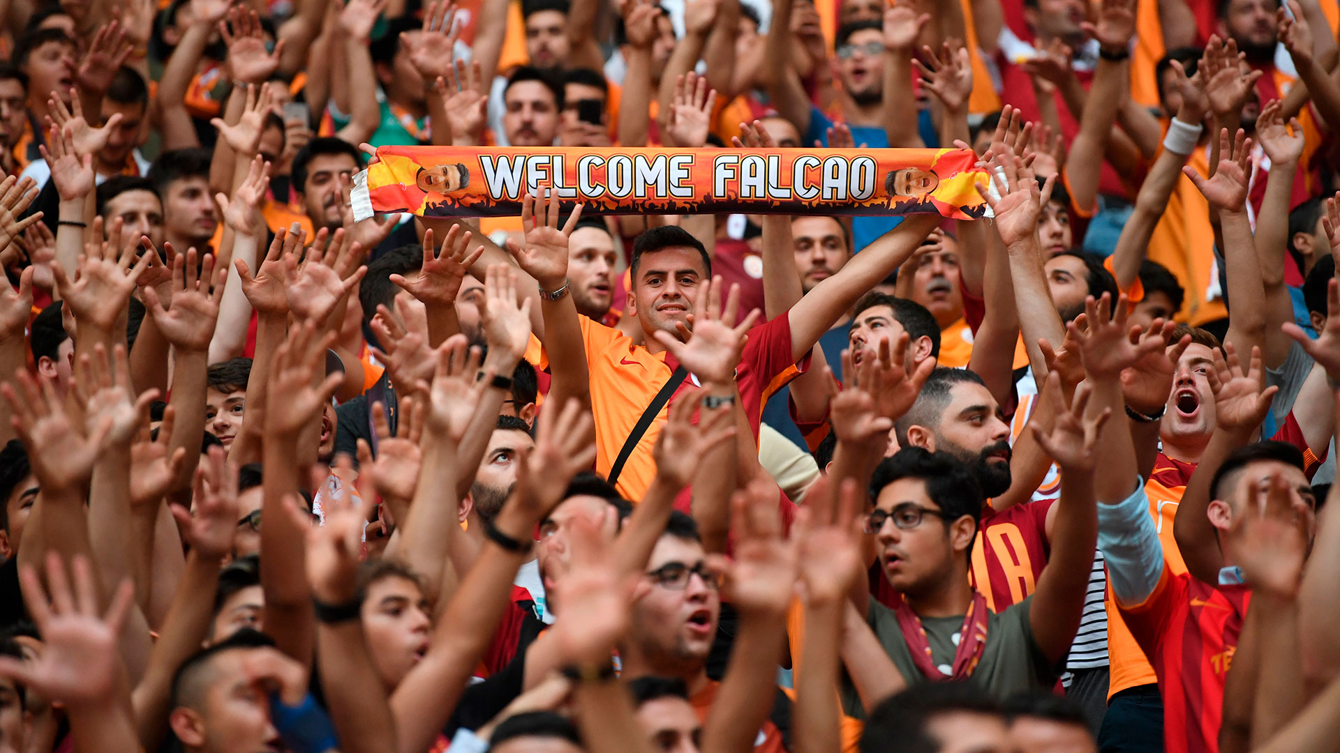 El ‘Tigre’, a sus 33 años, ha fichado por tres temporadas por uno de los clubes más exitosos de Turquía, cuya afición no ha cesado de mostrarle su admiración y cariño desde su llegada a Estambul y sobre todo en este acto, en el que el estadio fue una fiesta de ánimos, luces y bengalas