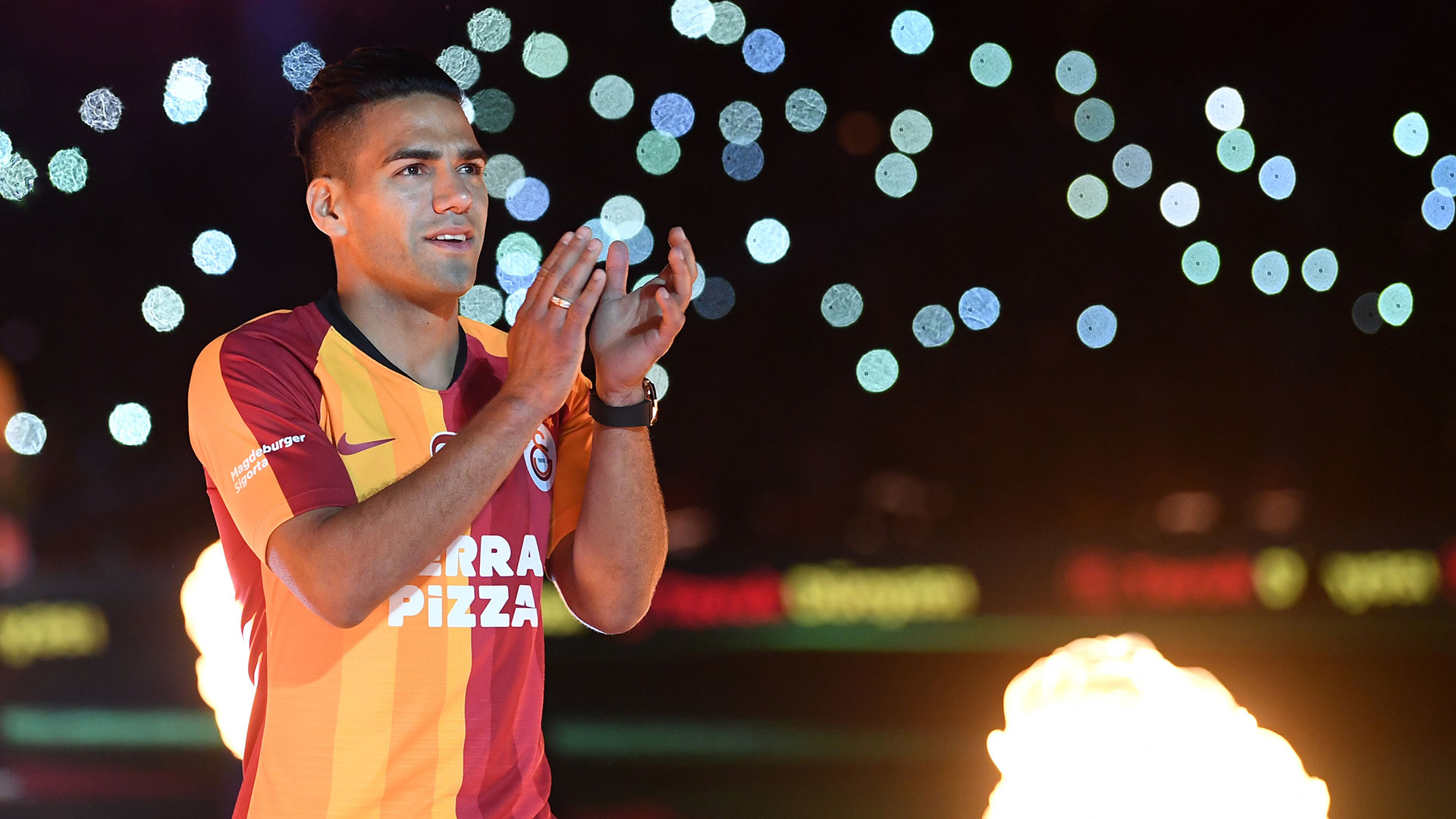 Falcao llegó a Estambul el domingo por la noche en avión privado y fue recibido con bengalas y gritos por miles de seguidores del Galatasaray, que habían seguido durante semanas los rumores sobre el fichaje del colombiano