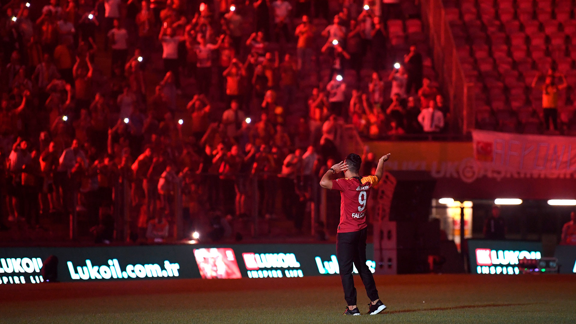 La firma oficial del contrato, para tres temporadas por una tarifa fija de 5 millones de euros, solo fue anunciada por el club en la noche del lunes, cuando faltaba apenas media hora para que se cerrase, a medianoche local, el plazo de fichajes