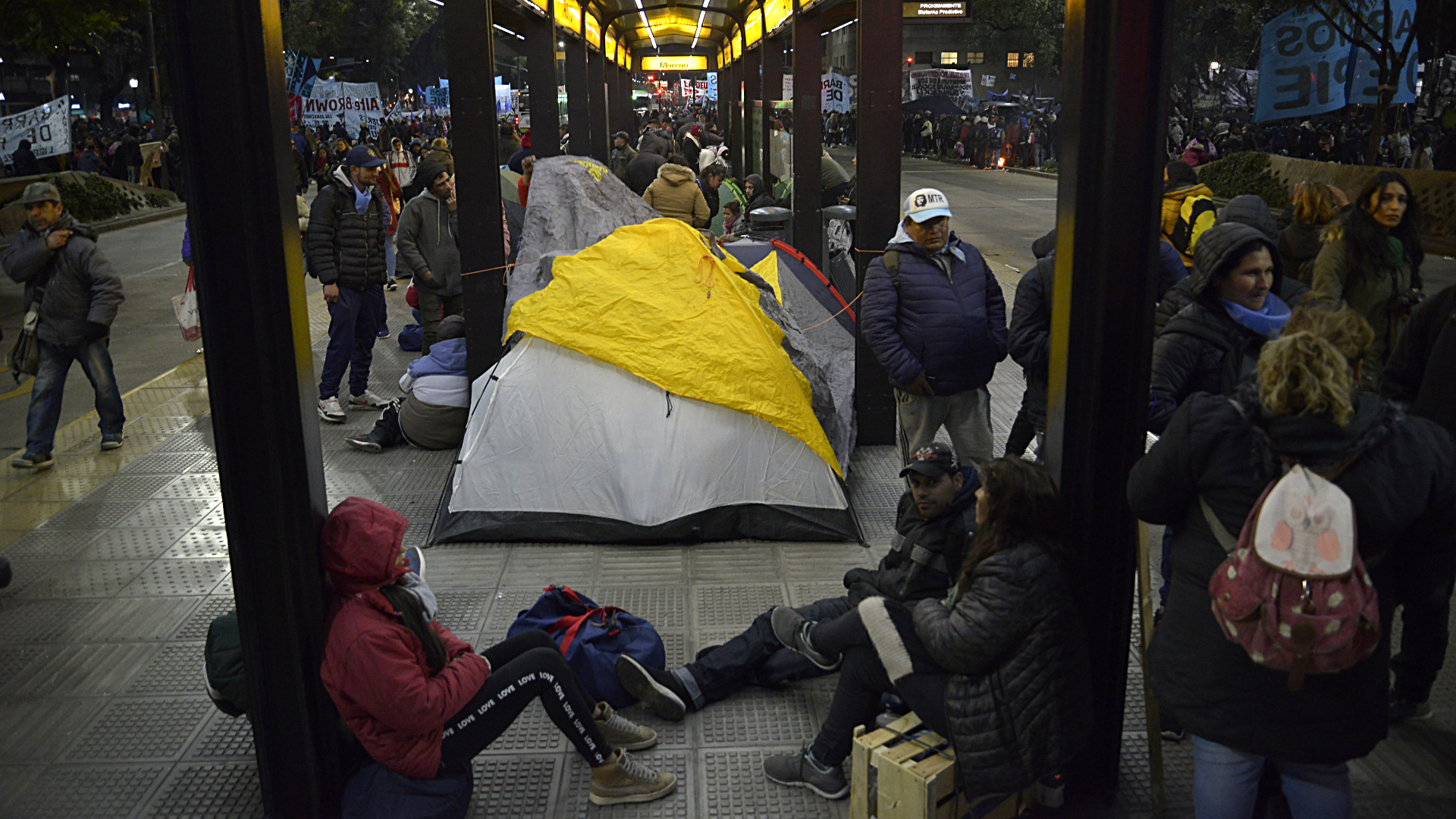 Carpas instaladas sobre los andenes del Metrobus (foto: Gustavo Gavotti)