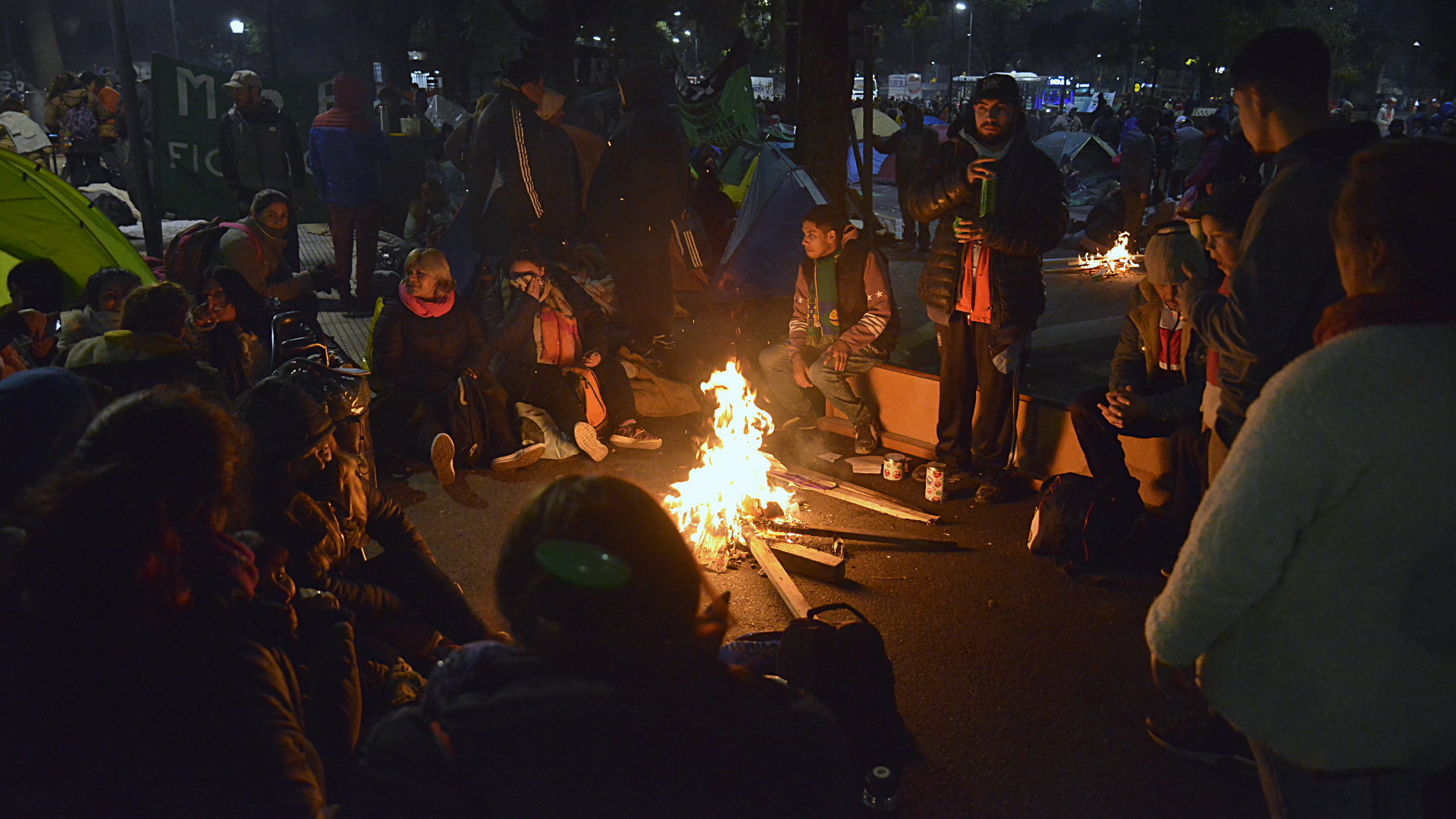 Manifestantes pasan la noche sobre la 9 de Julio(Gustavo Gavotti)