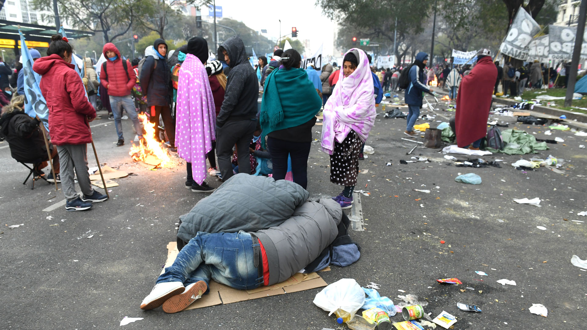 La gente durmió con frazadas sobre cartones en la calle (foto: Maximiliano Luna)