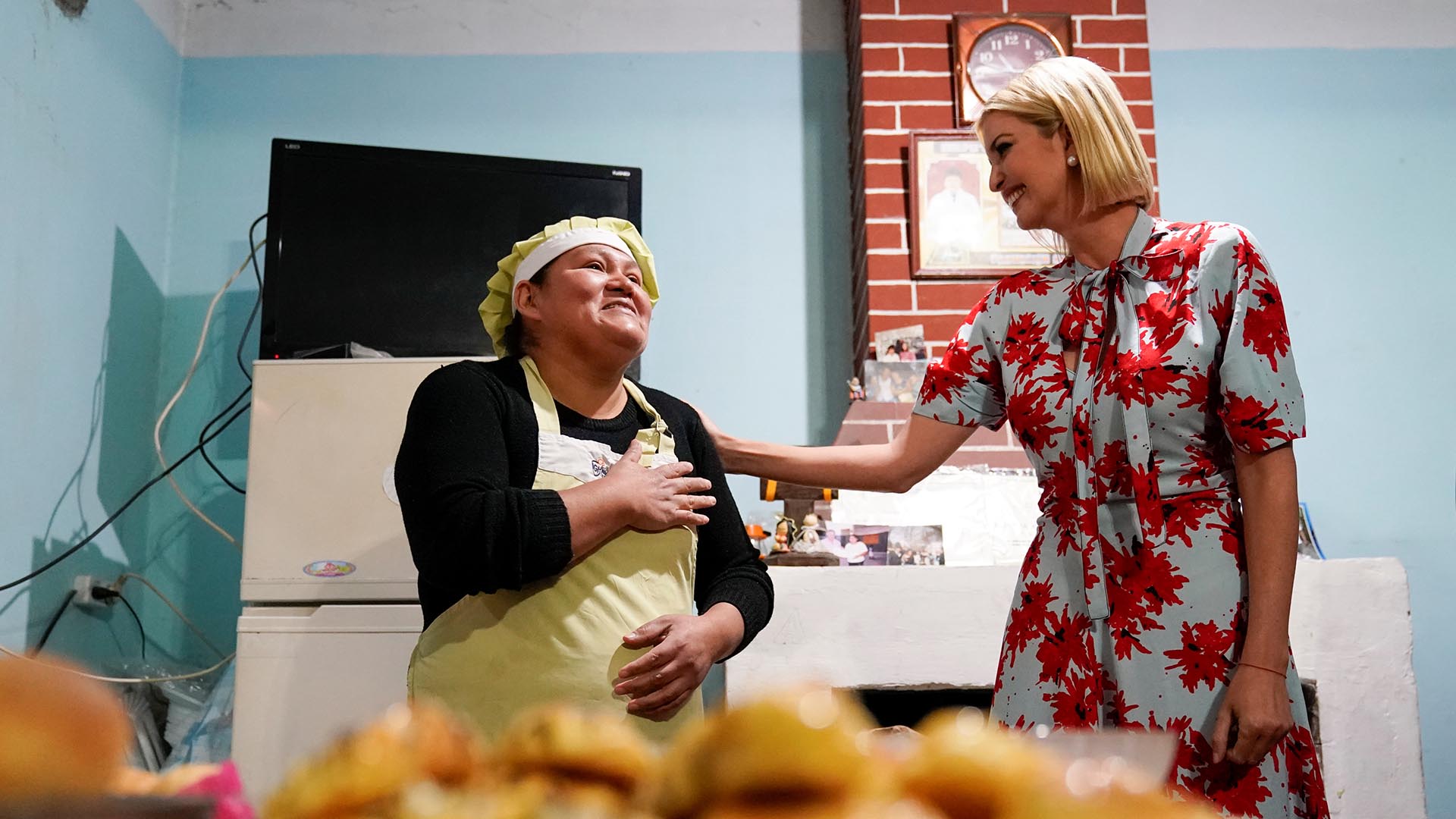 Ivanka Trump visitó una panadería. Su dueña, Graciela Alcocer, se pone la mano en el corazón tras el saludo de la hija de Donald Trump. Es una de las comerciantes que forma parte de un plan de microcréditos impulsado por los Estados Unidos