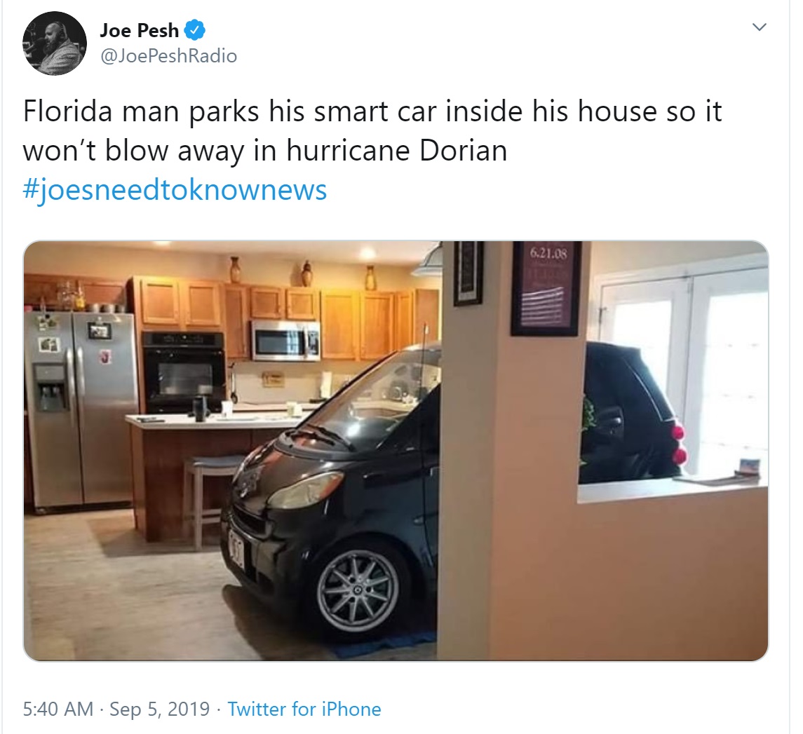 Un hombre estacionó su auto en su cocina ante las advertencias de las tormentas de Dorian (Foto: Twitter)