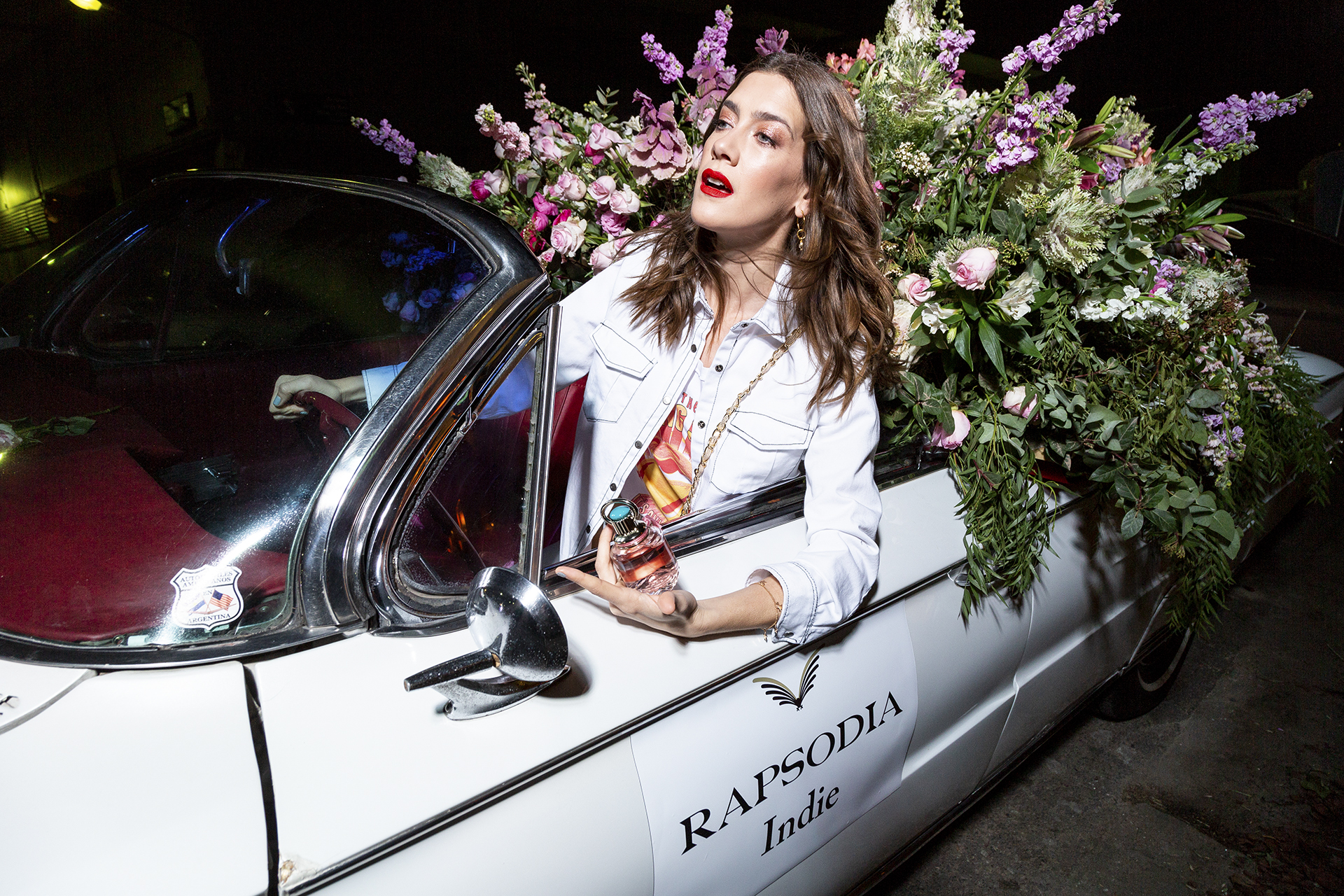 Clara Alonso perfumándose. El frasco tallado de vidrio está inspirado en cristalerías antiguas y vintage talladas a mano, pequeños tesoros difíciles de encontrar, que aportan elegancia y distinción