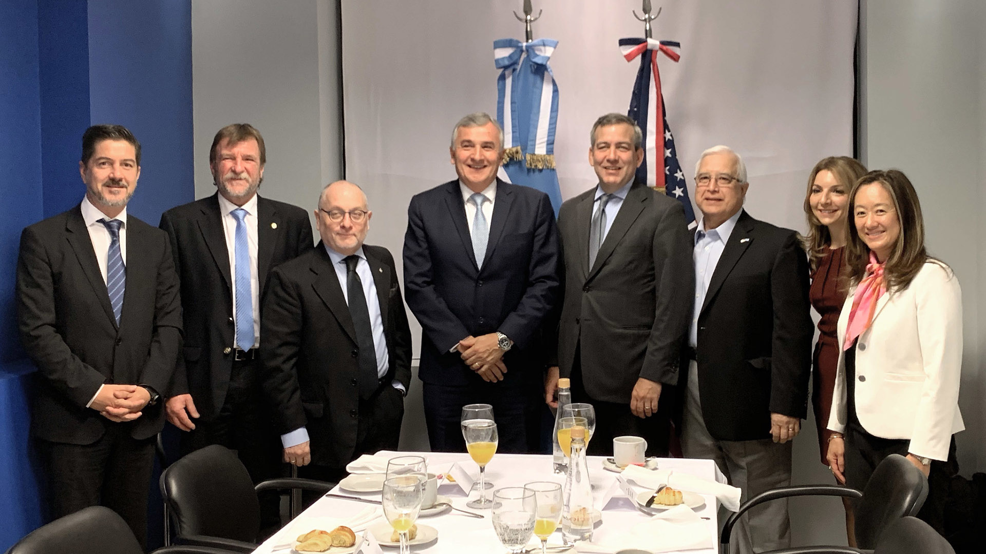El Gobierno firmó un acuerdo de inversión por 400 millones de dólares entre la OPIC (corporación estadounidense de inversiones) y la Argentina para ampliar el Corredor Vial C, integrado por las Rutas Nacionales 7 y 33