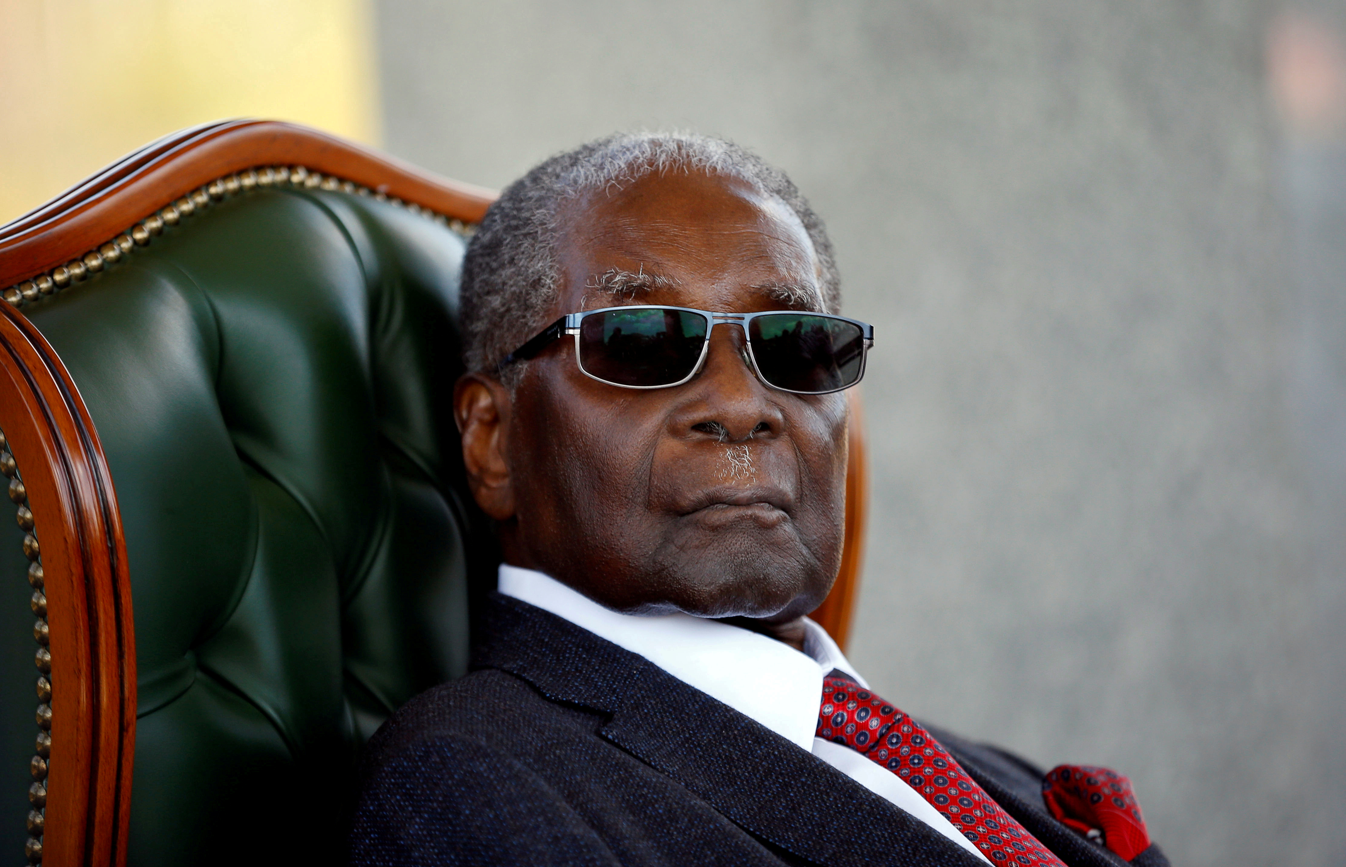 El ex presidente de Zimbabwe, Robert Mugabe, observa durante una conferencia de prensa en su residencia privada apodada “Blue Roof” en Harare, Zimbabwe, el 29 de julio de 2018 (REUTERS/Siphiwe Sibeko).