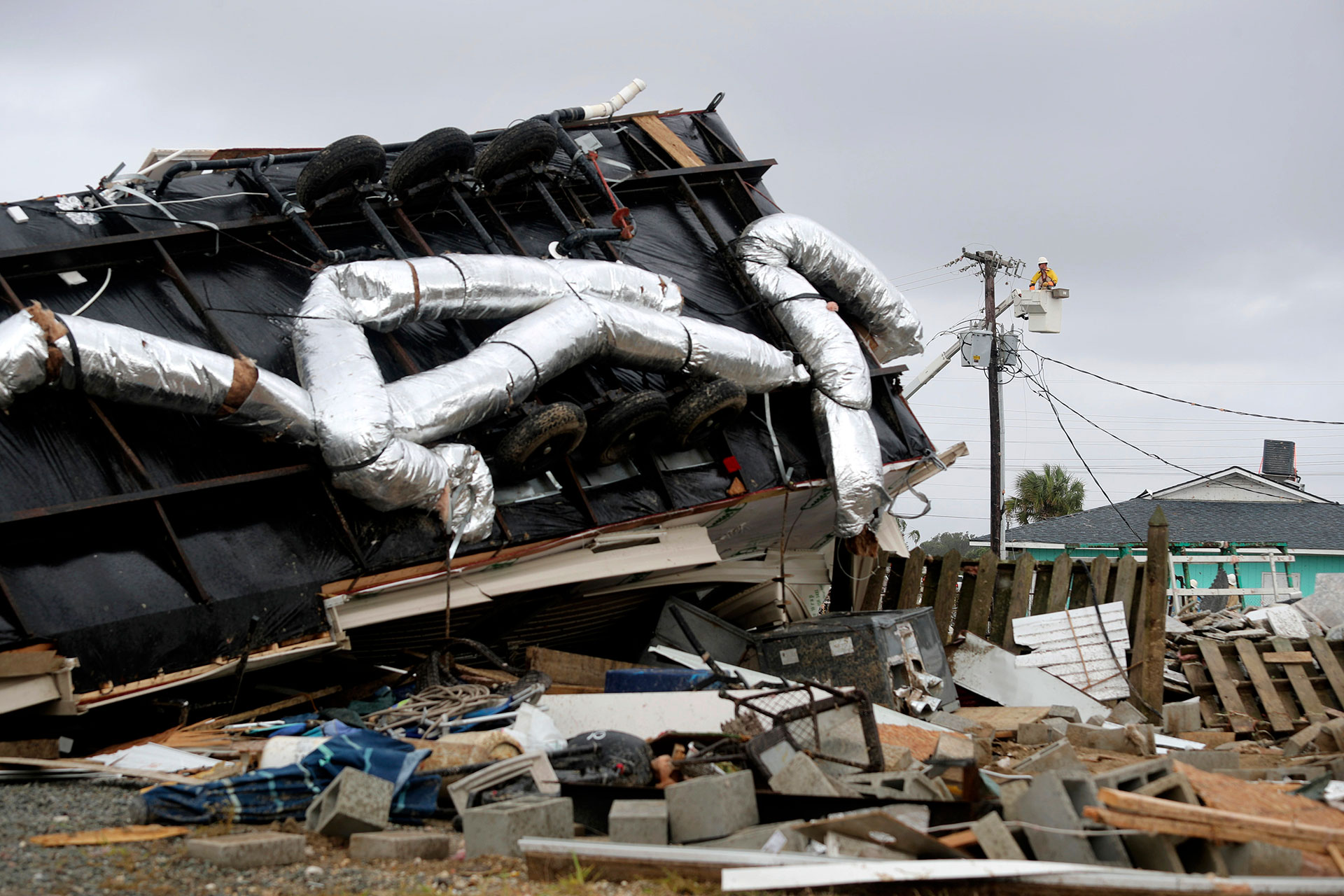 Las autoridades comenzaron a hacer evacuaciones preventivas (AP)